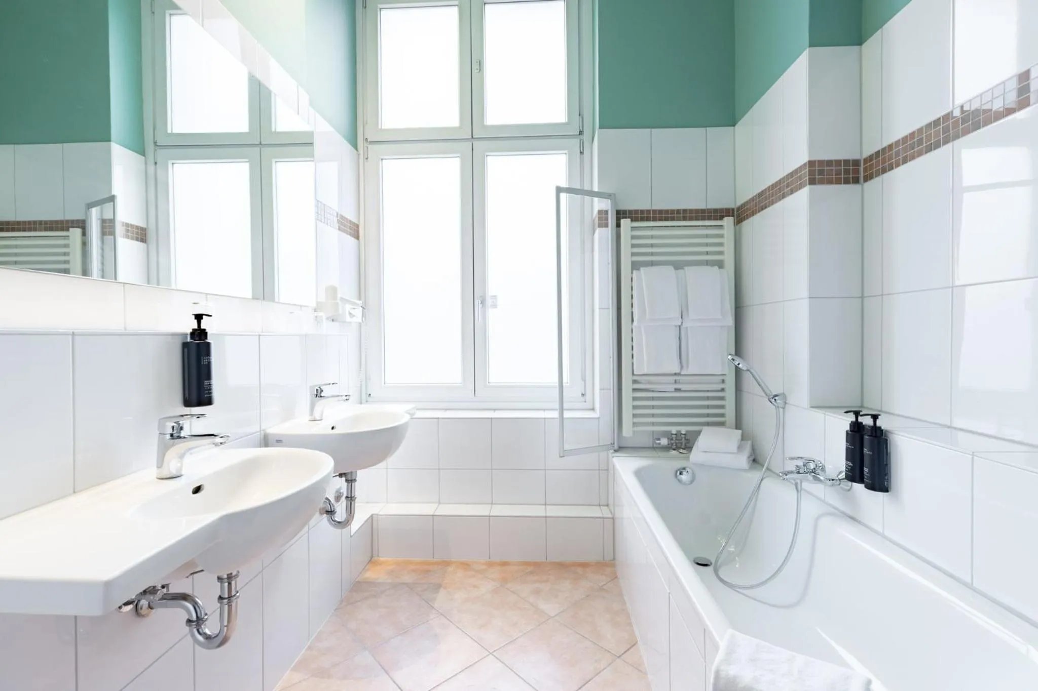 Bathroom in Garner Hotel Hamburg - Graf Moltke by IHG