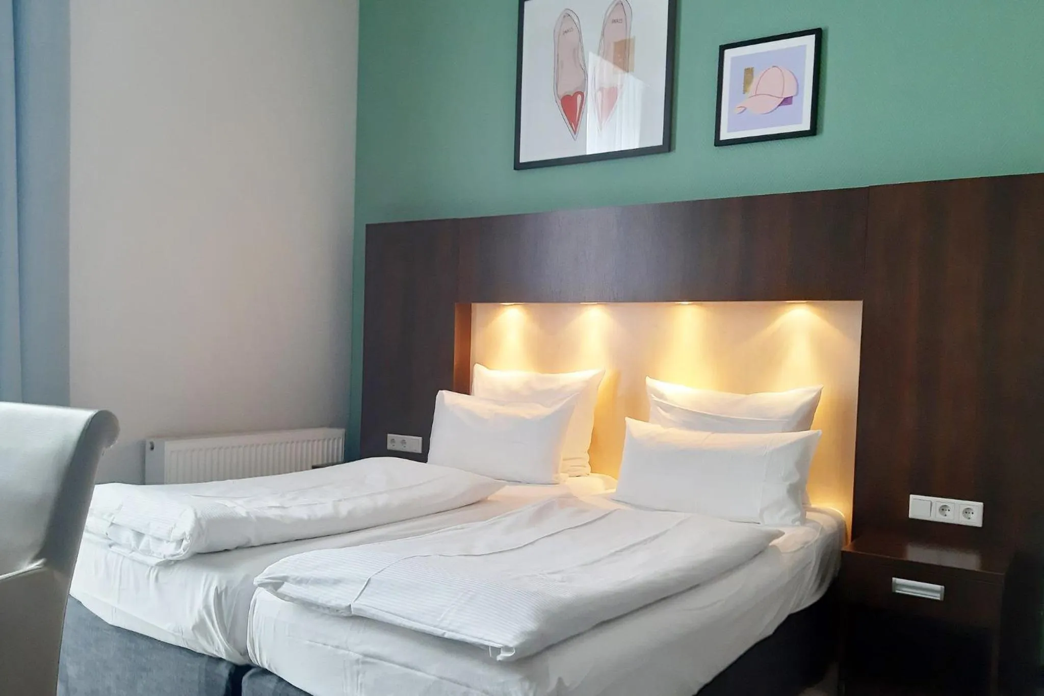 Photo of the whole room, Bed in Garner Hotel Hamburg - Graf Moltke by IHG