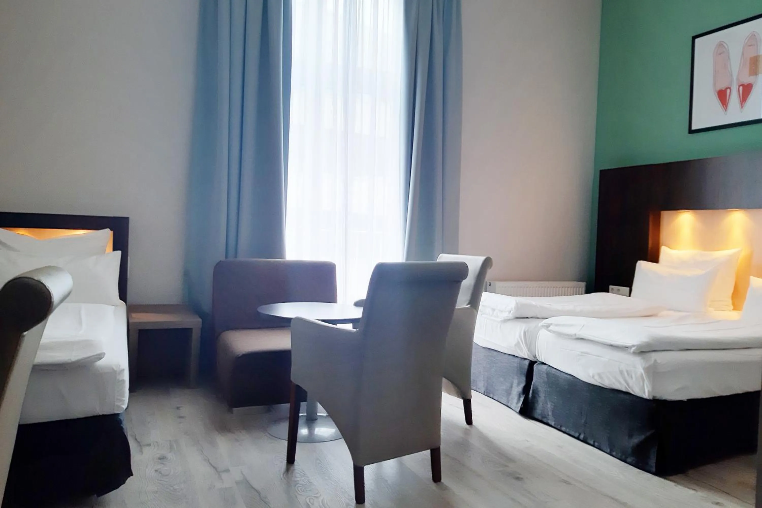 Photo of the whole room, Bed in Garner Hotel Hamburg - Graf Moltke by IHG