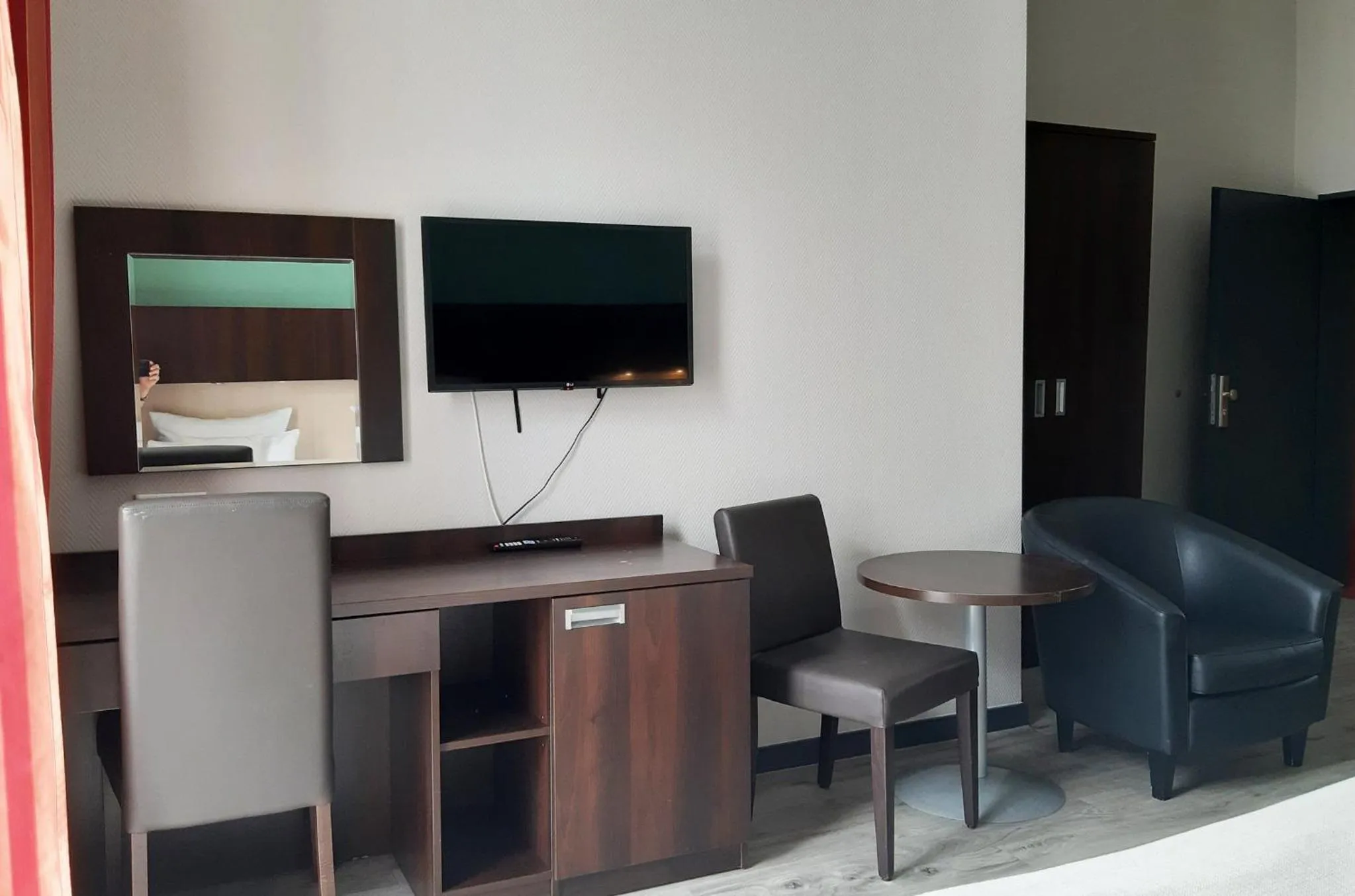 Photo of the whole room in Garner Hotel Hamburg - Graf Moltke by IHG