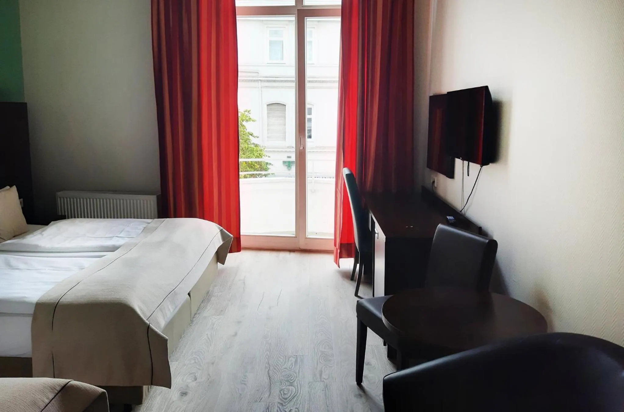 Photo of the whole room, Bed in Garner Hotel Hamburg - Graf Moltke by IHG