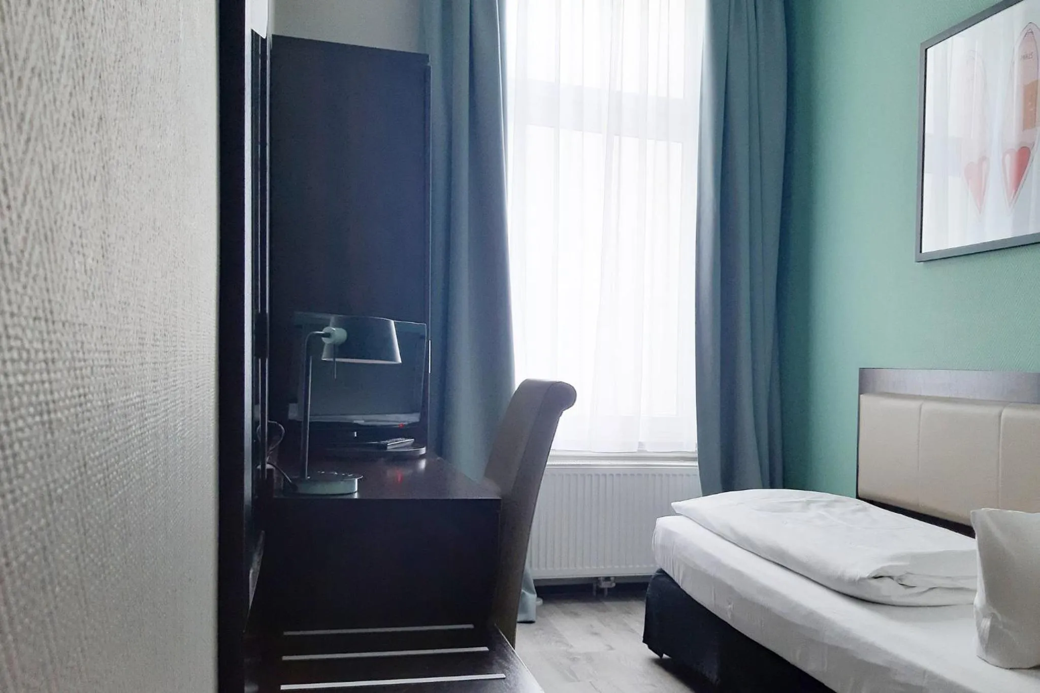 Photo of the whole room, Bed in Garner Hotel Hamburg - Graf Moltke by IHG