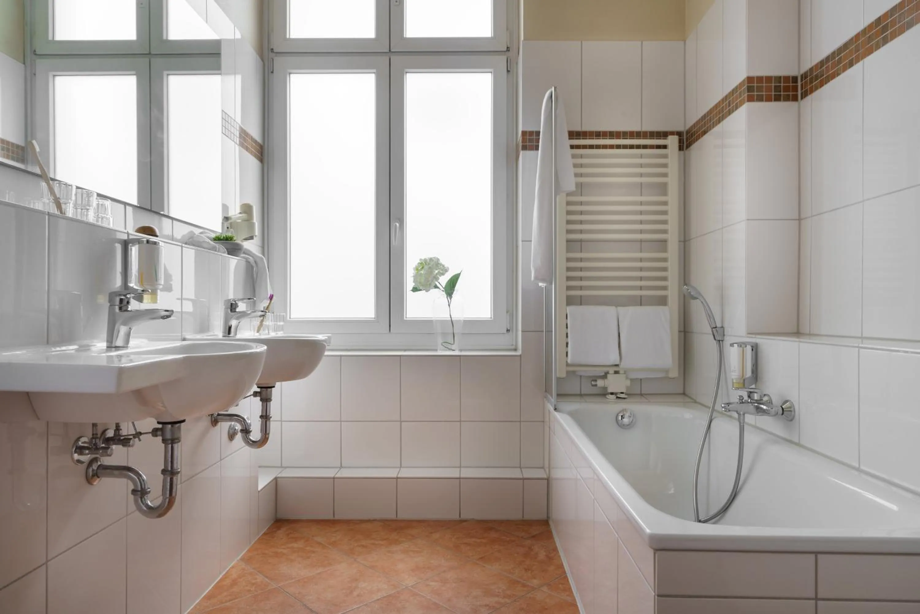 Bathroom in Garner Hotel Hamburg - Graf Moltke by IHG