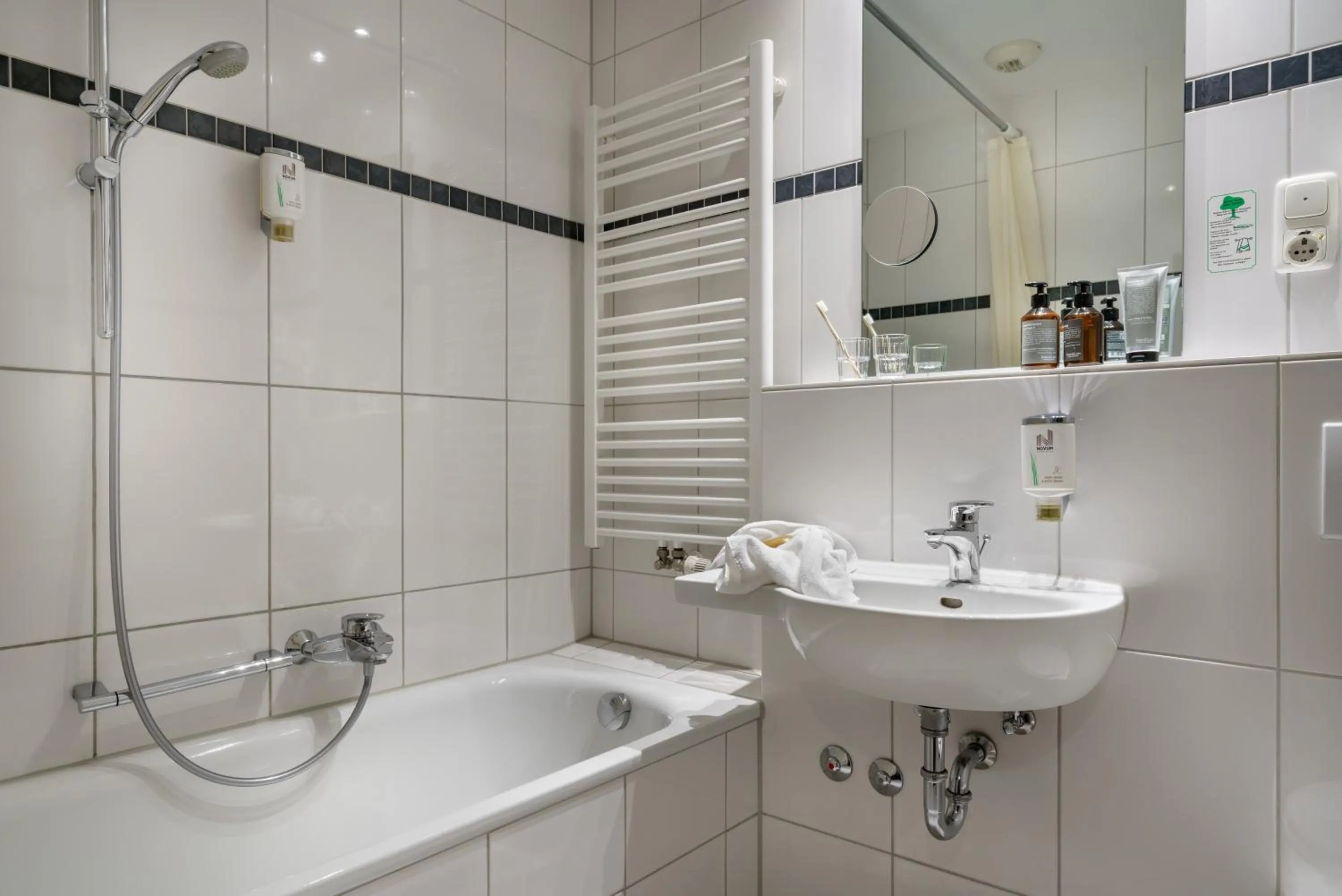 Bathroom in Garner Hotel Hamburg - Graf Moltke by IHG