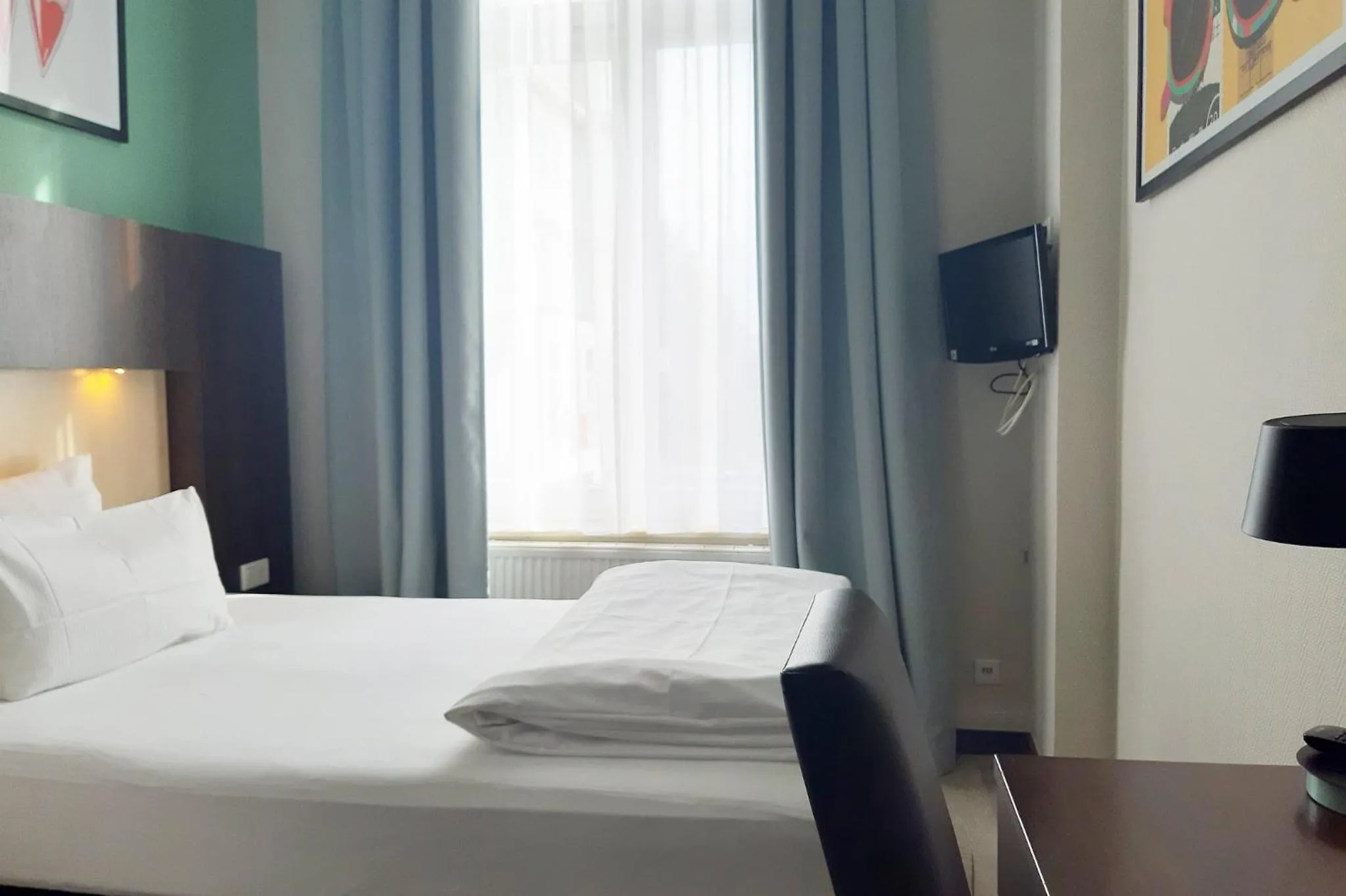 Photo of the whole room, Bed in Garner Hotel Hamburg - Graf Moltke by IHG