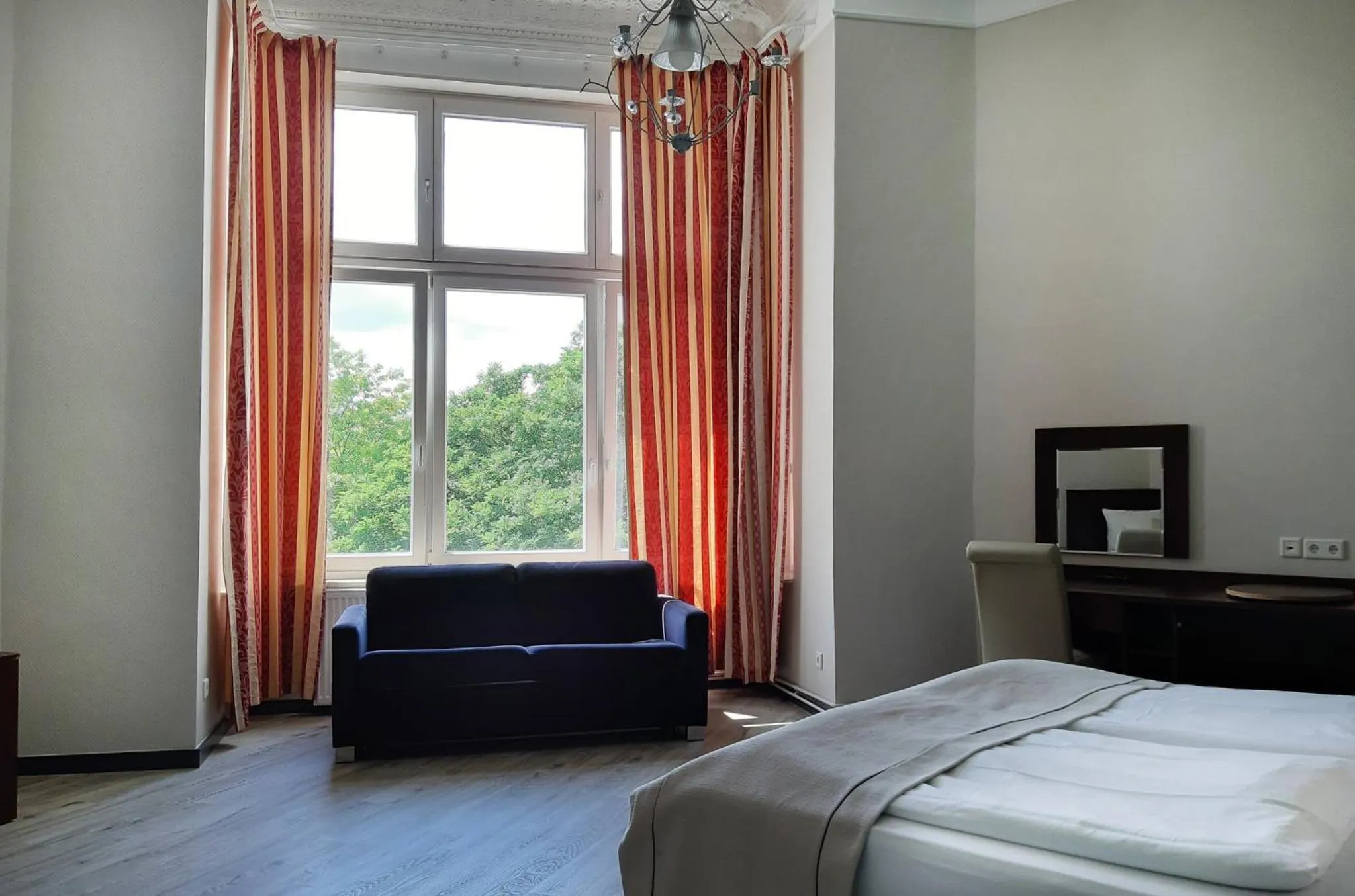 Bedroom, Bed in Garner Hotel Hamburg - Graf Moltke by IHG