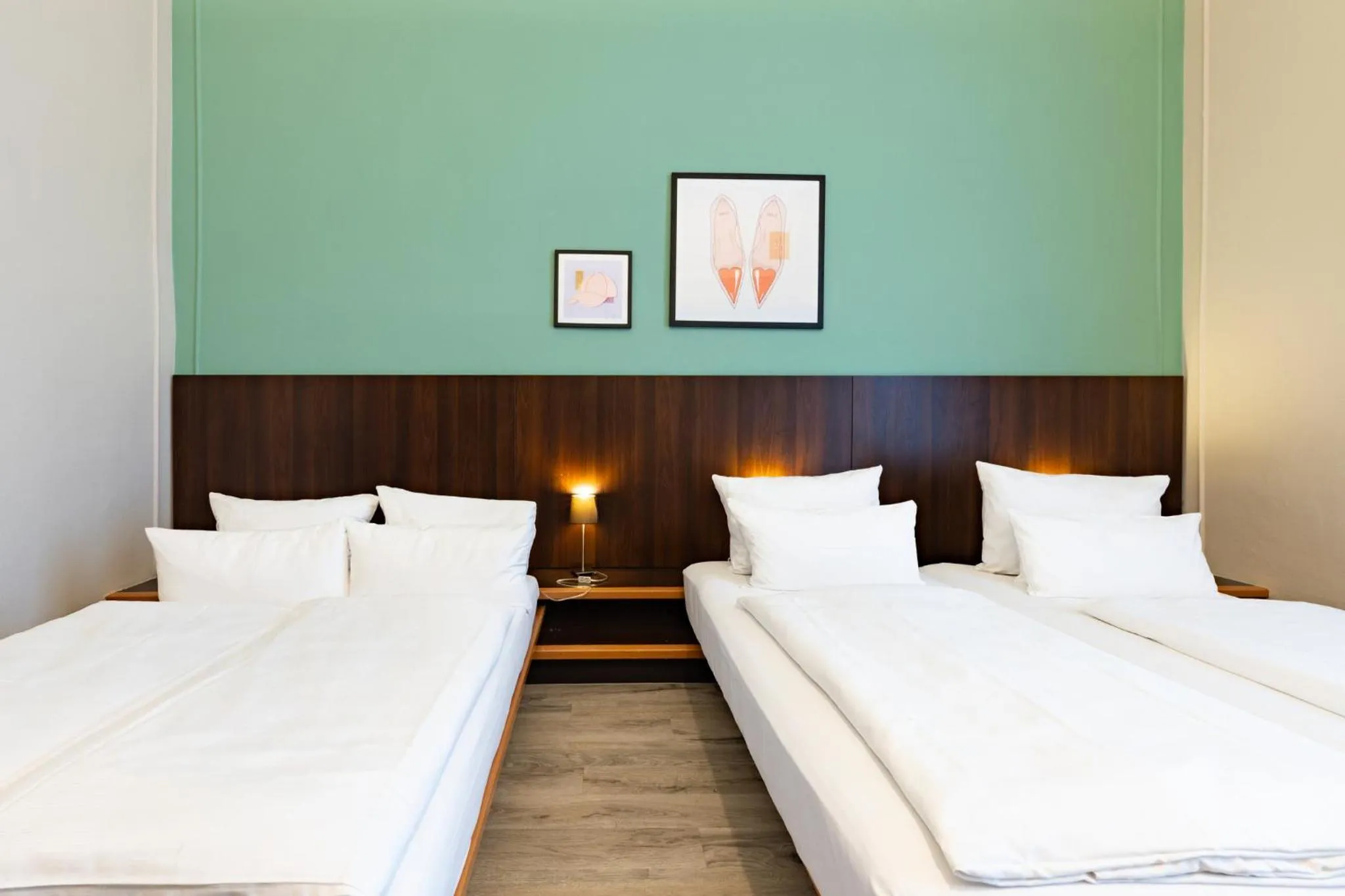 Photo of the whole room, Bed in Garner Hotel Hamburg - Graf Moltke by IHG