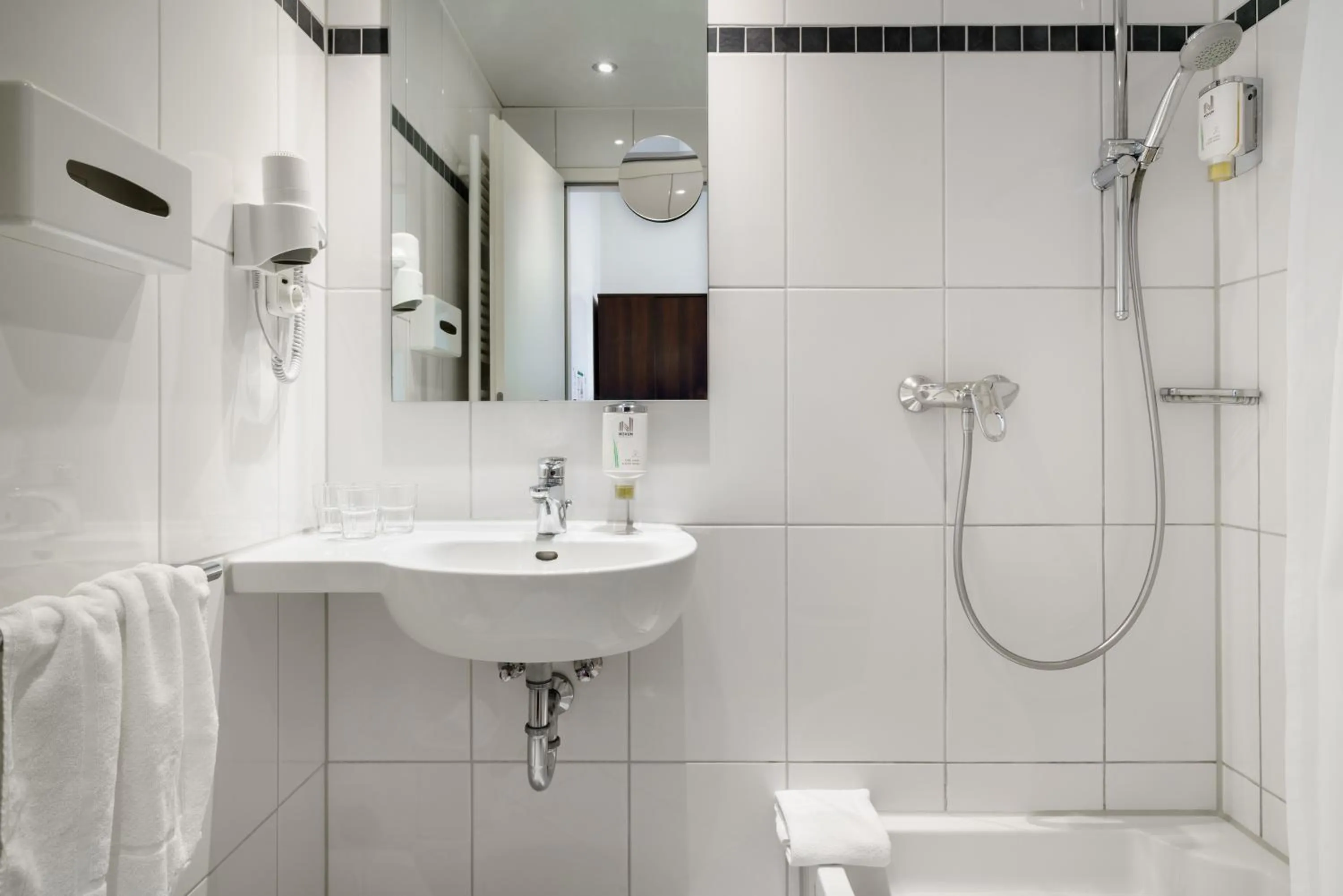 Bathroom in Garner Hotel Hamburg - Graf Moltke by IHG