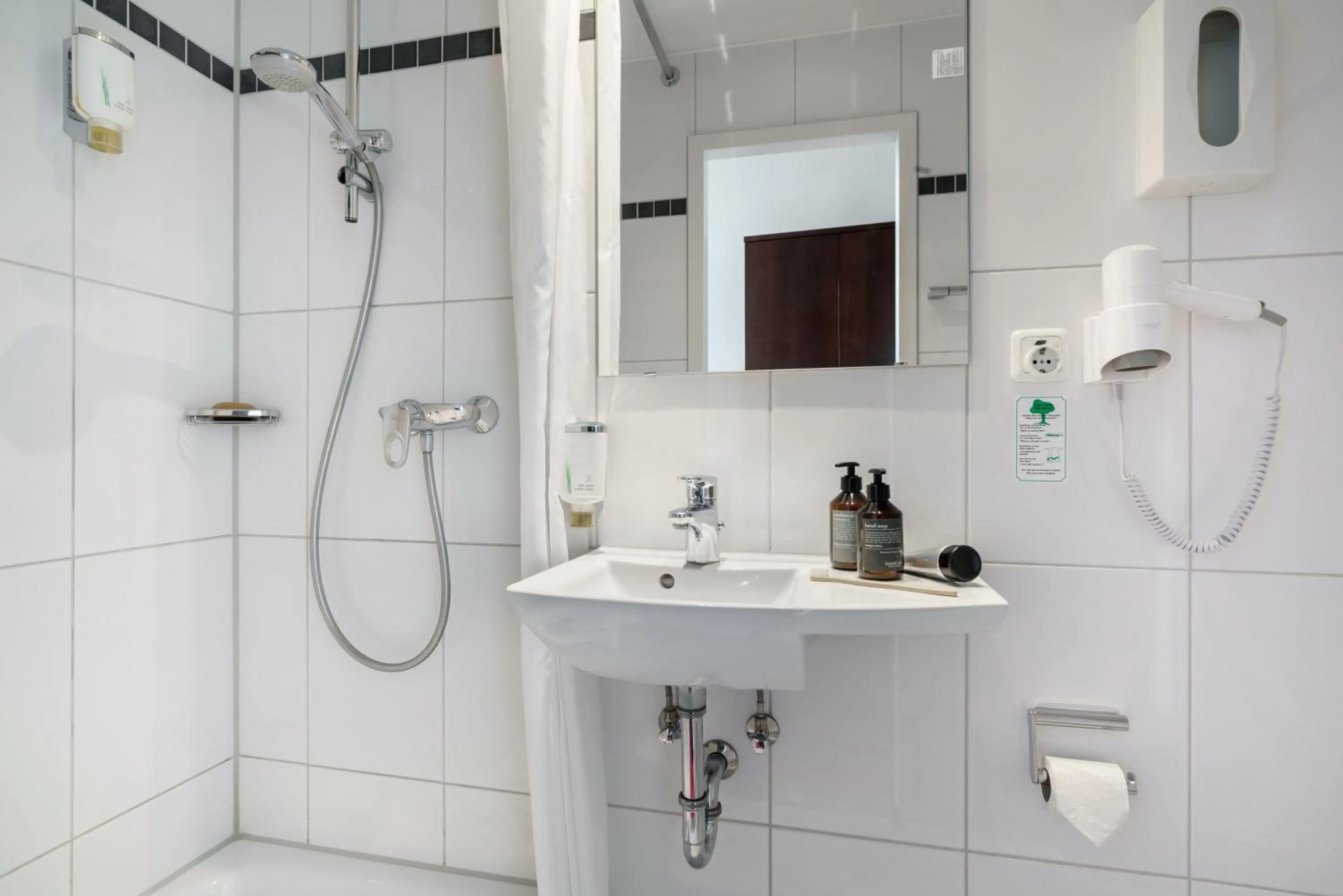 Bathroom in Garner Hotel Hamburg - Graf Moltke by IHG