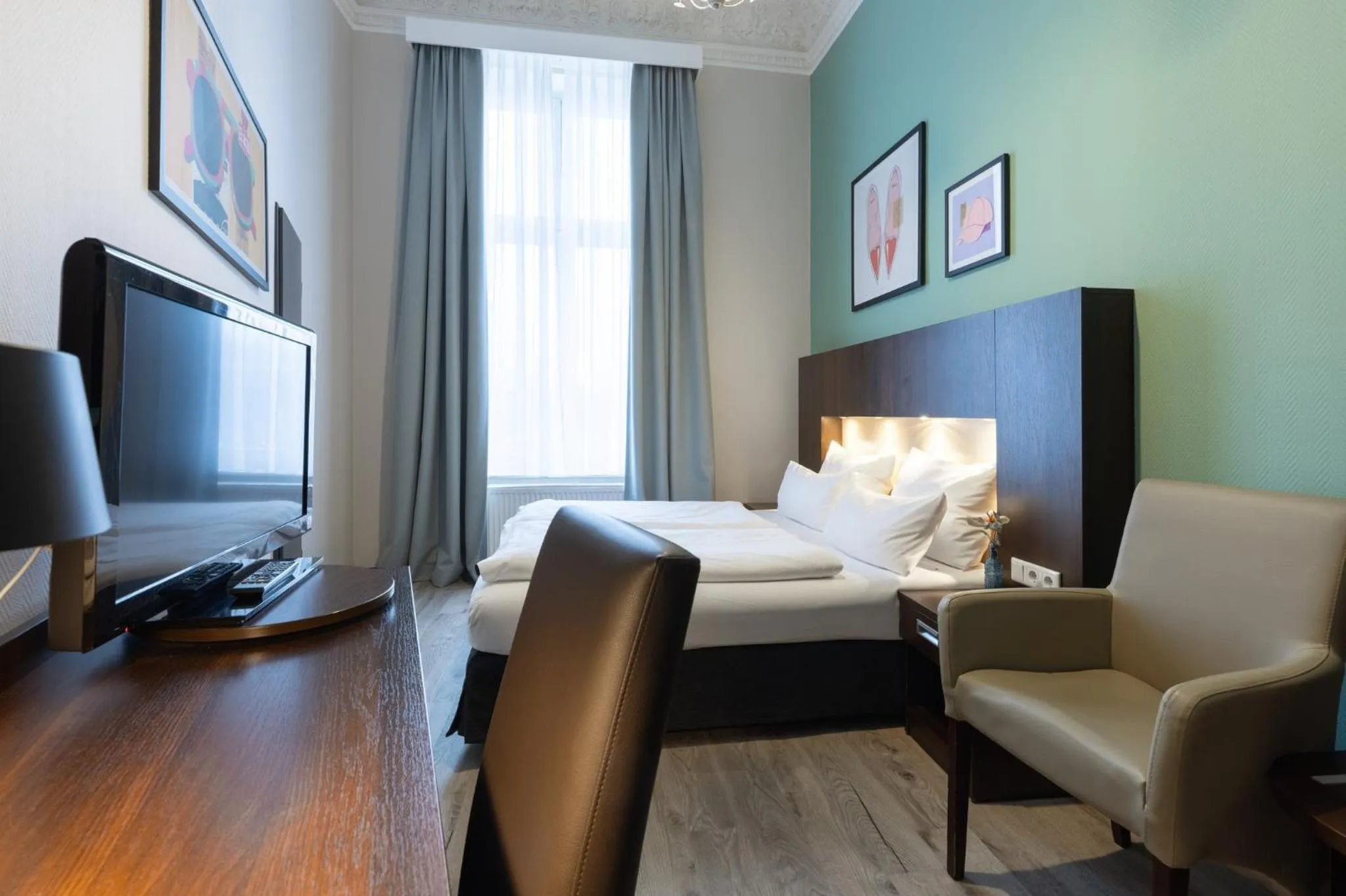 Photo of the whole room, Bed in Garner Hotel Hamburg - Graf Moltke by IHG