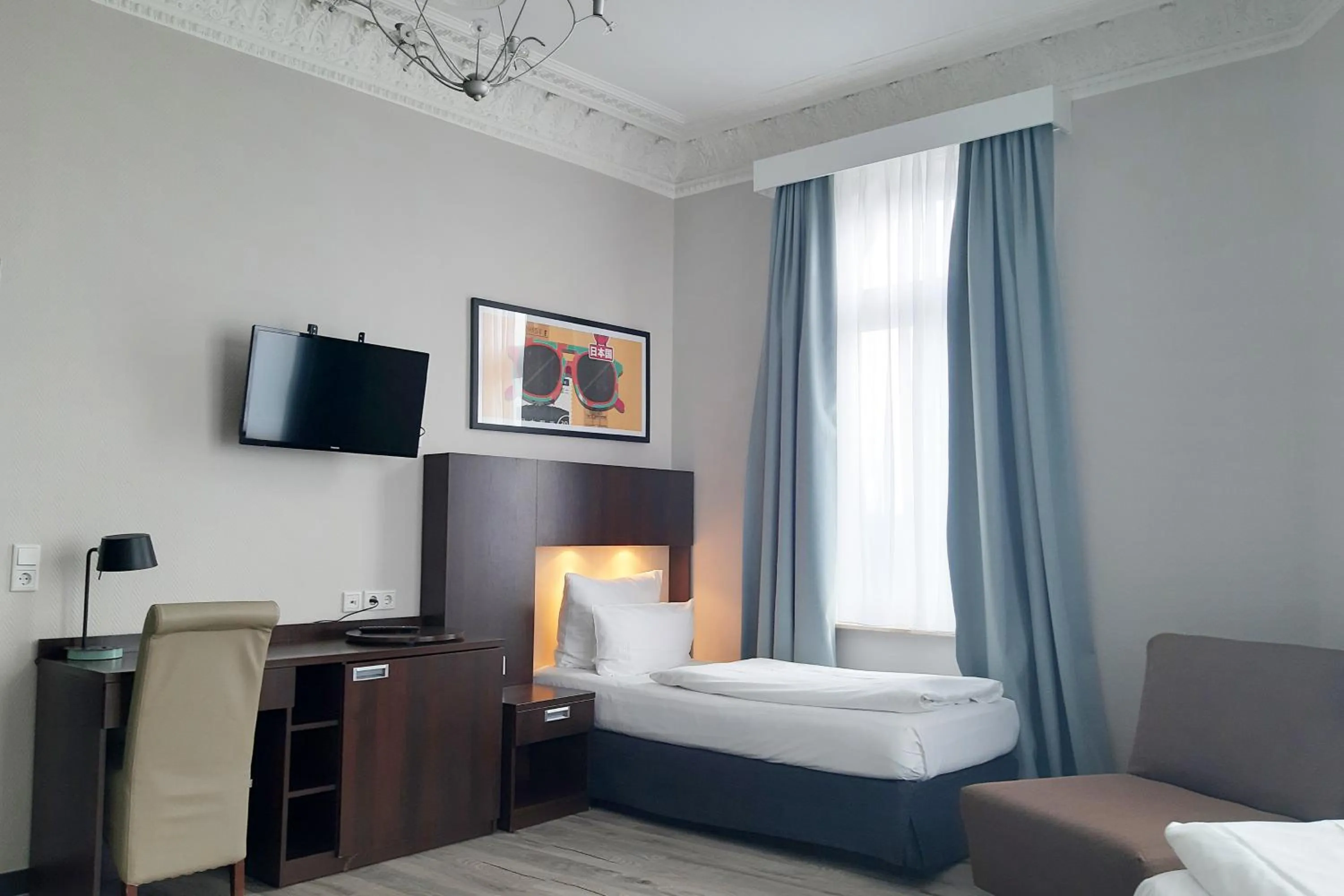 Photo of the whole room, Bed in Garner Hotel Hamburg - Graf Moltke by IHG