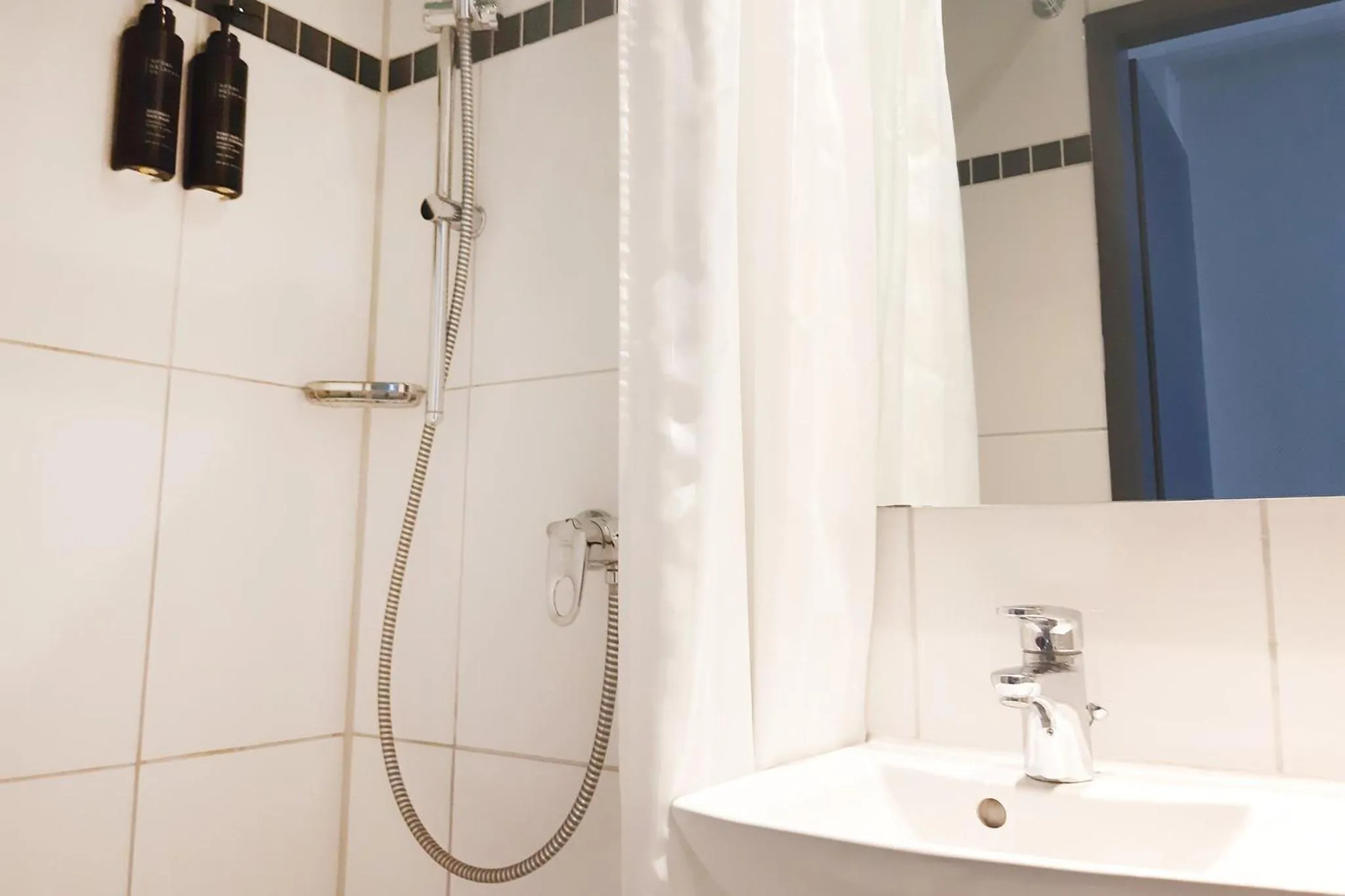 Bathroom in Garner Hotel Hamburg - Graf Moltke by IHG