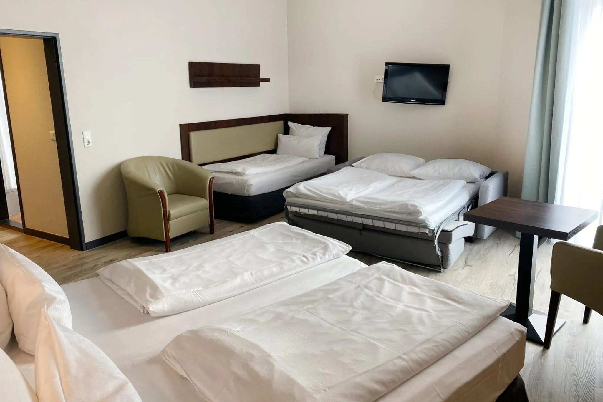 Photo of the whole room, Bed in Garner Hotel Hamburg - Graf Moltke by IHG