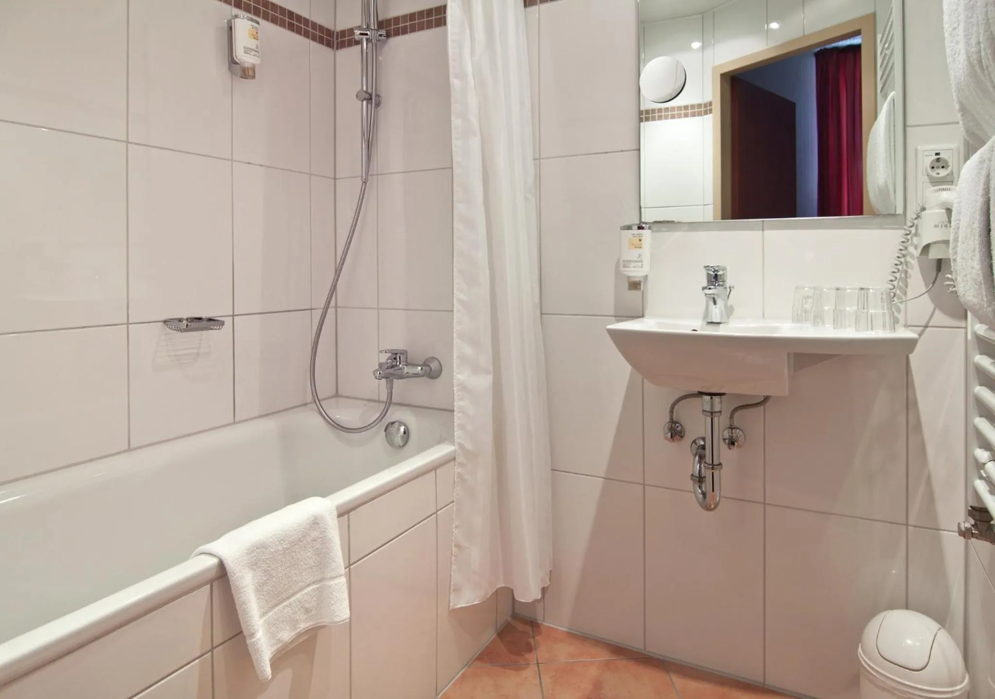 Bathroom in Garner Hotel Hamburg - Graf Moltke by IHG