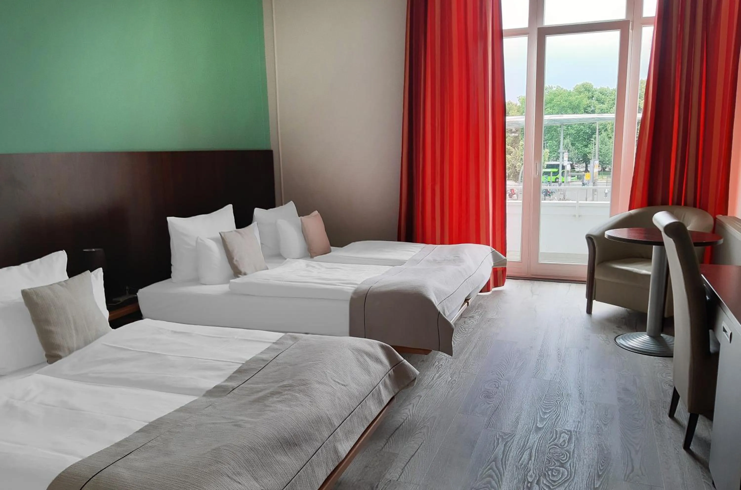 Photo of the whole room, Bed in Garner Hotel Hamburg - Graf Moltke by IHG