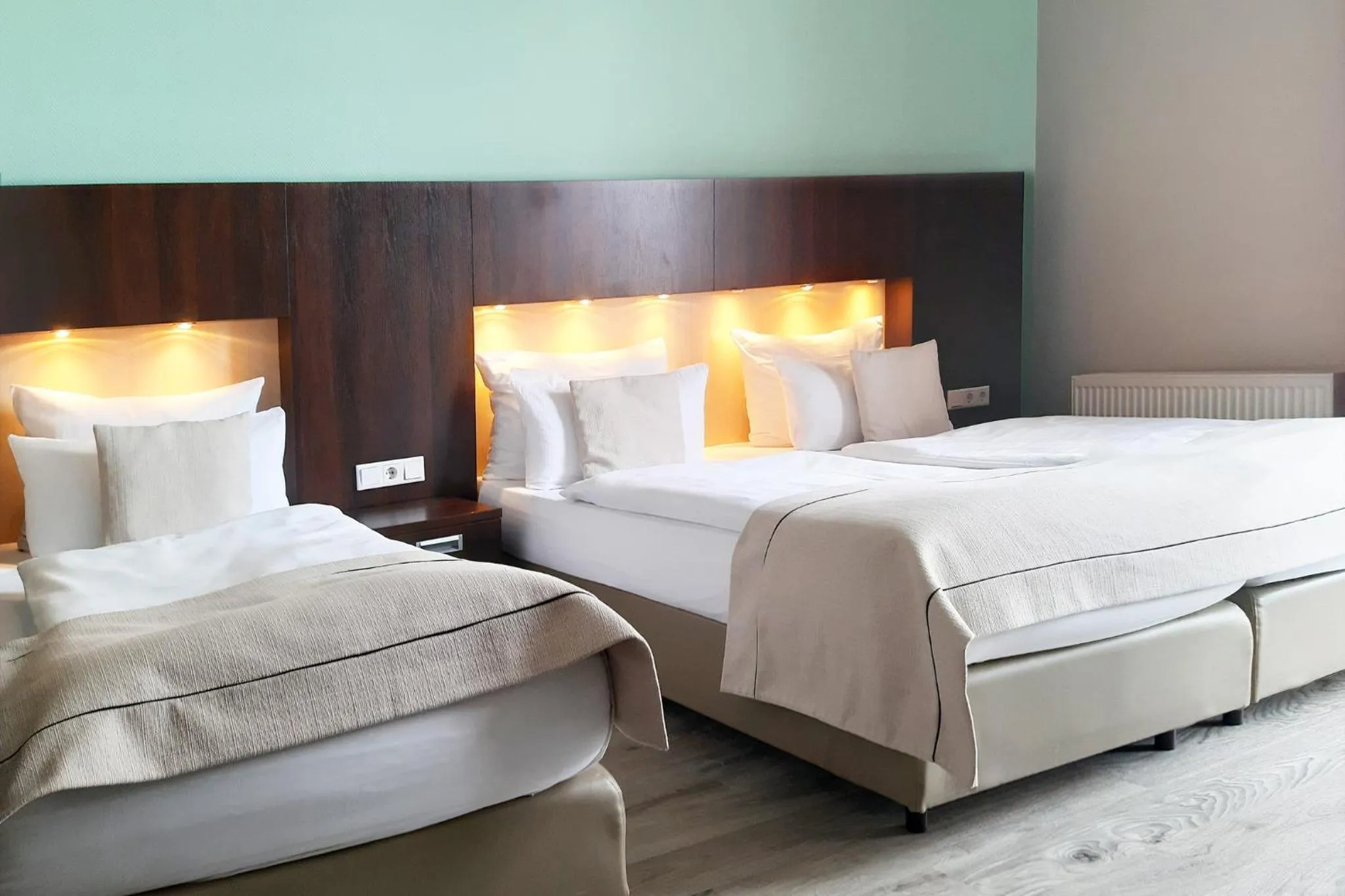 Photo of the whole room, Bed in Garner Hotel Hamburg - Graf Moltke by IHG