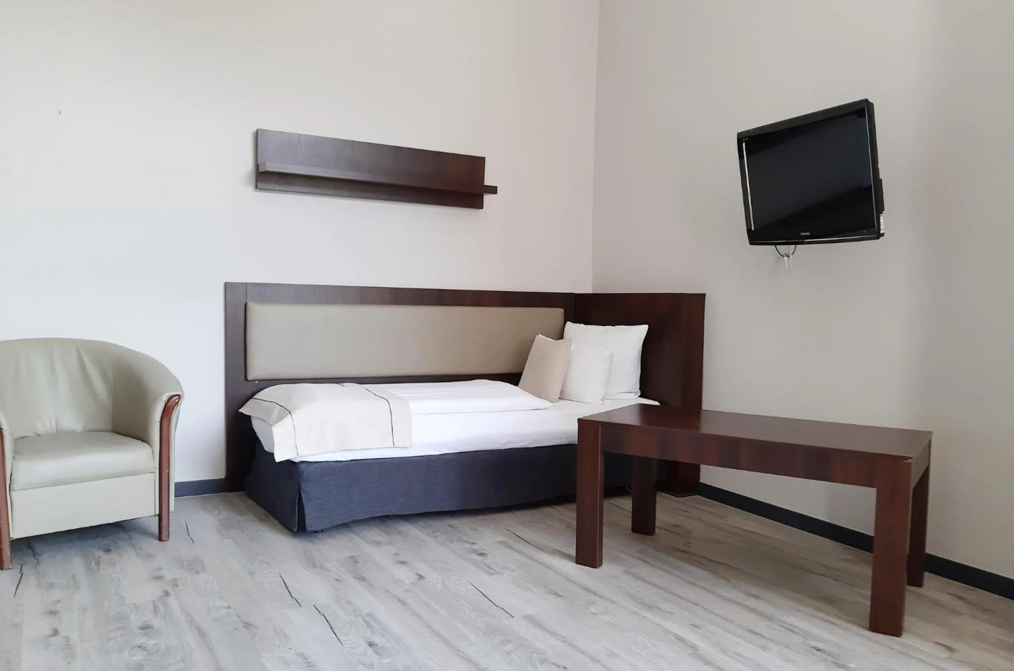 Photo of the whole room, Bed in Garner Hotel Hamburg - Graf Moltke by IHG