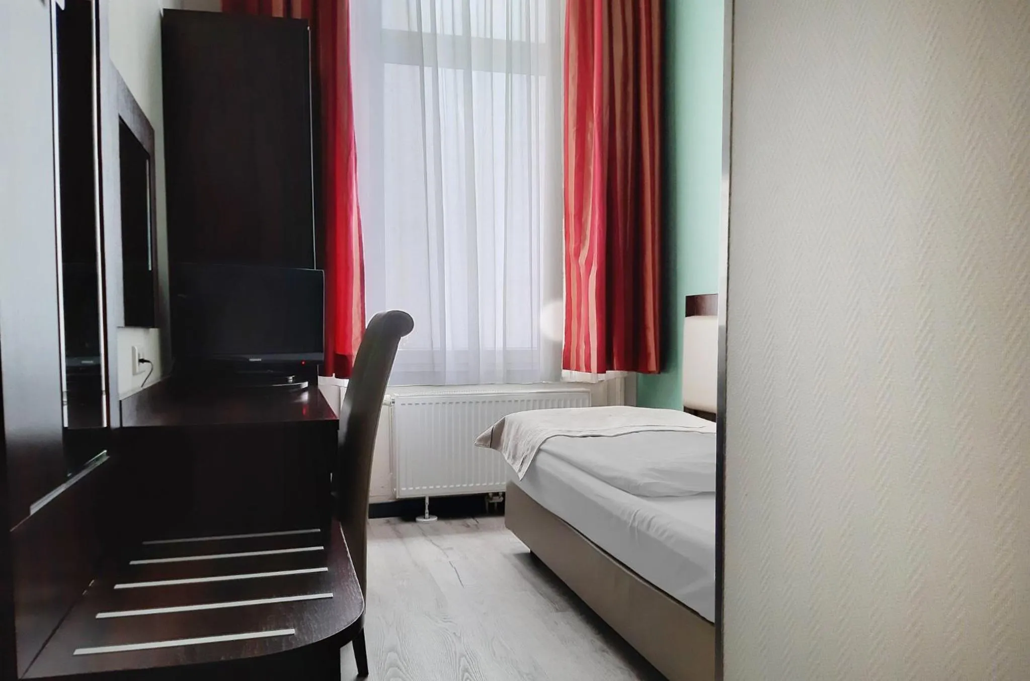 Photo of the whole room, Bed in Garner Hotel Hamburg - Graf Moltke by IHG