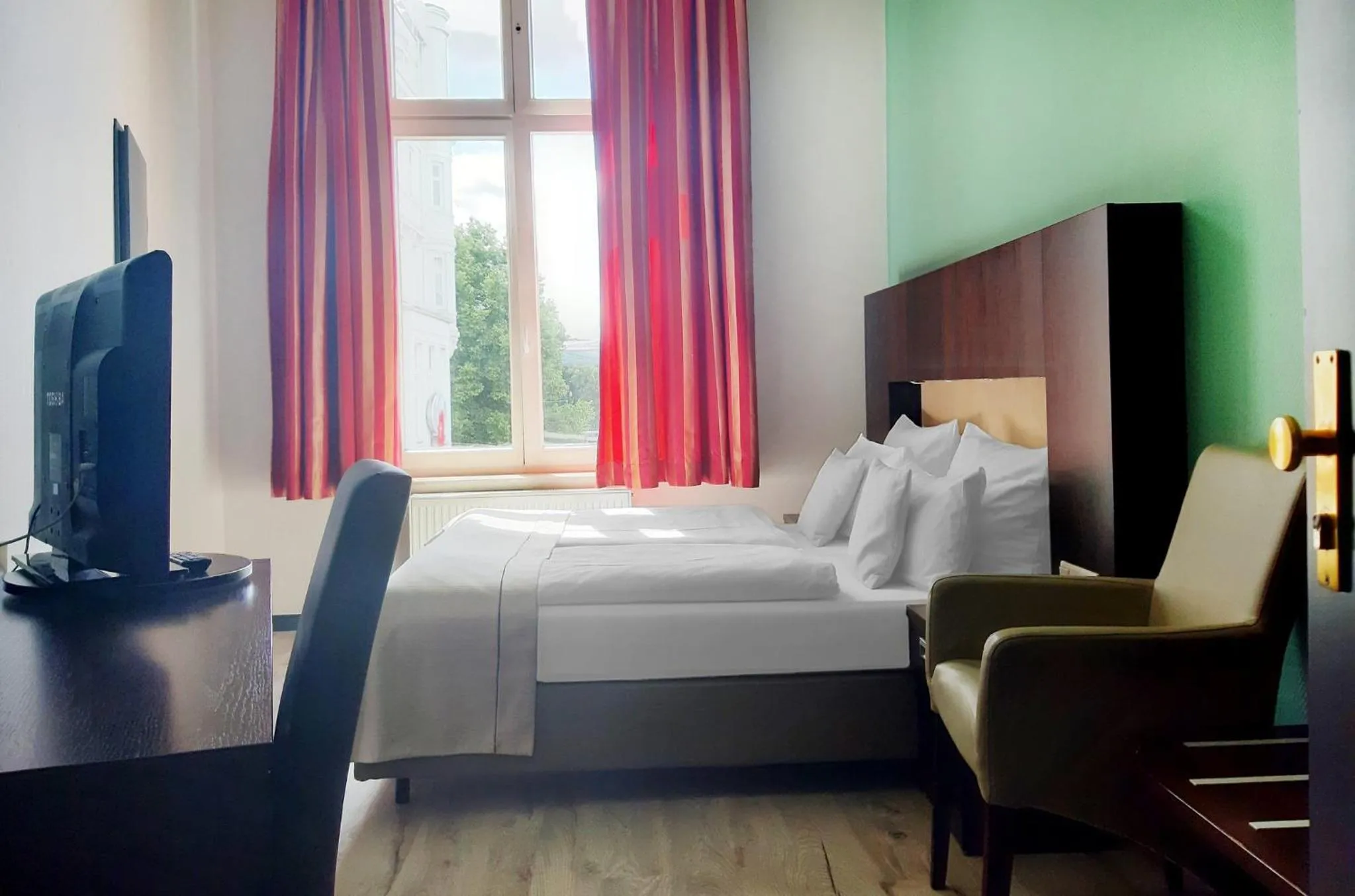 Photo of the whole room, Bed in Garner Hotel Hamburg - Graf Moltke by IHG