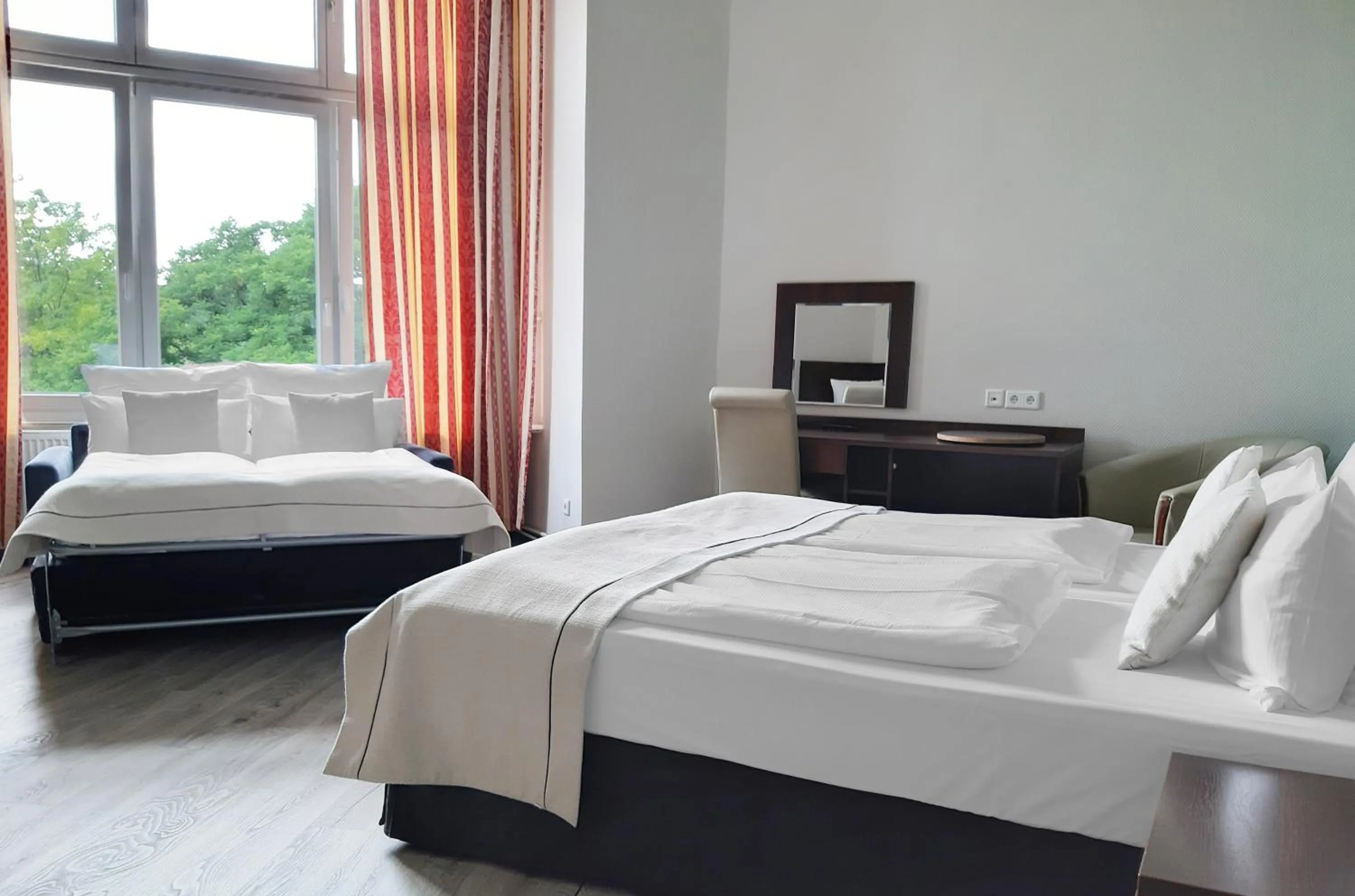 Photo of the whole room, Bed in Garner Hotel Hamburg - Graf Moltke by IHG