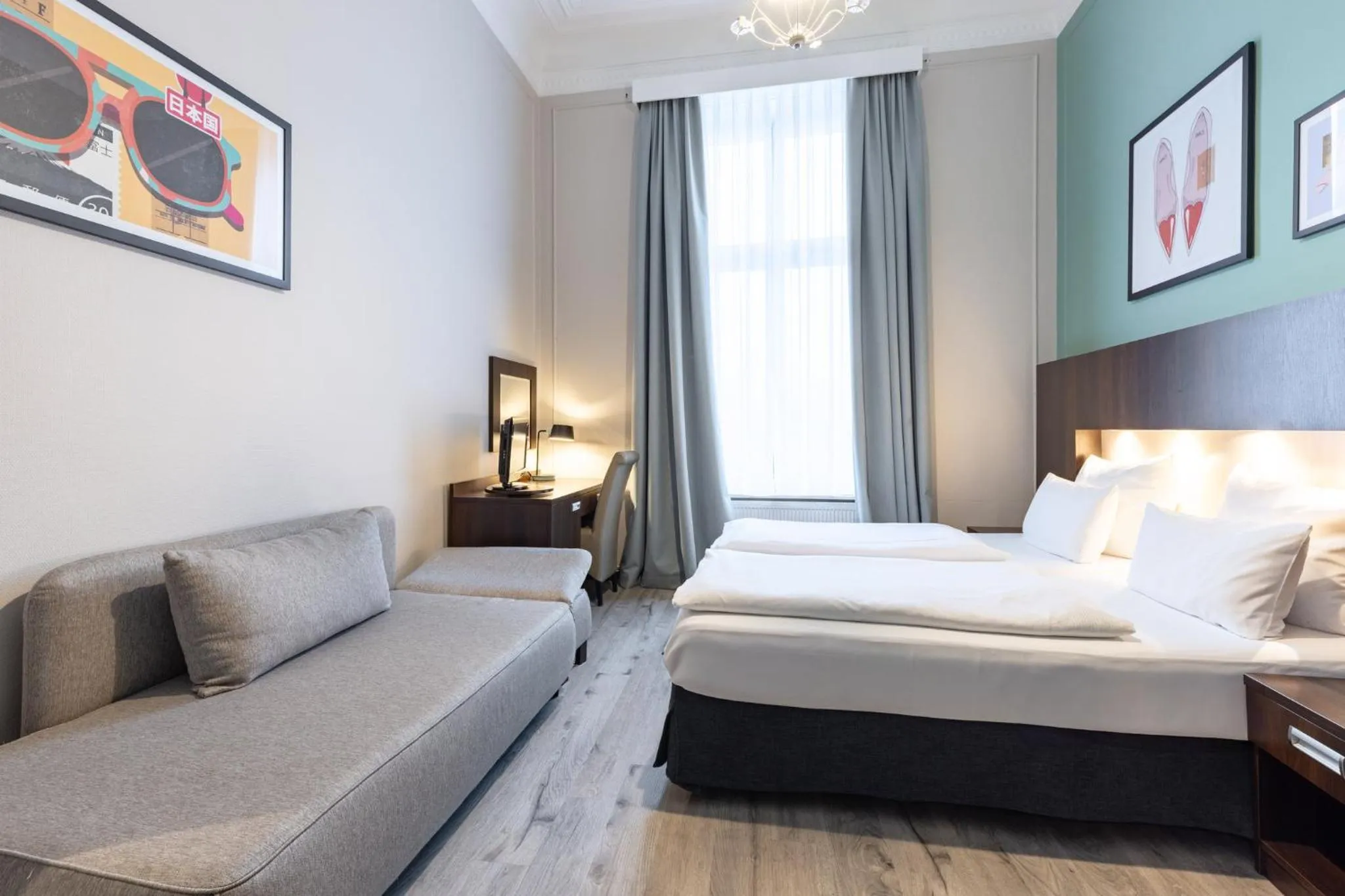 Photo of the whole room, Bed in Garner Hotel Hamburg - Graf Moltke by IHG