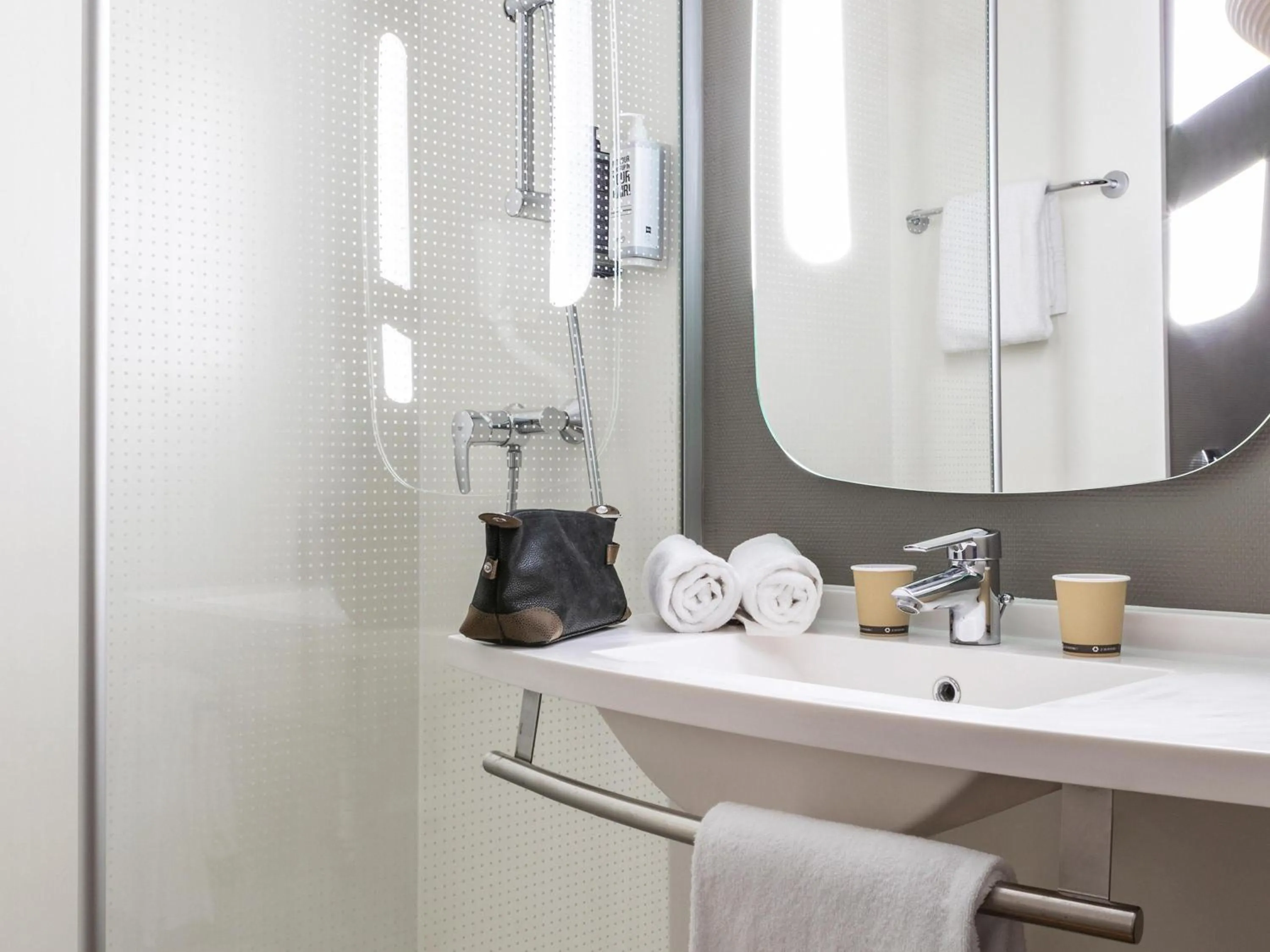 Bedroom in ibis Paris Creteil