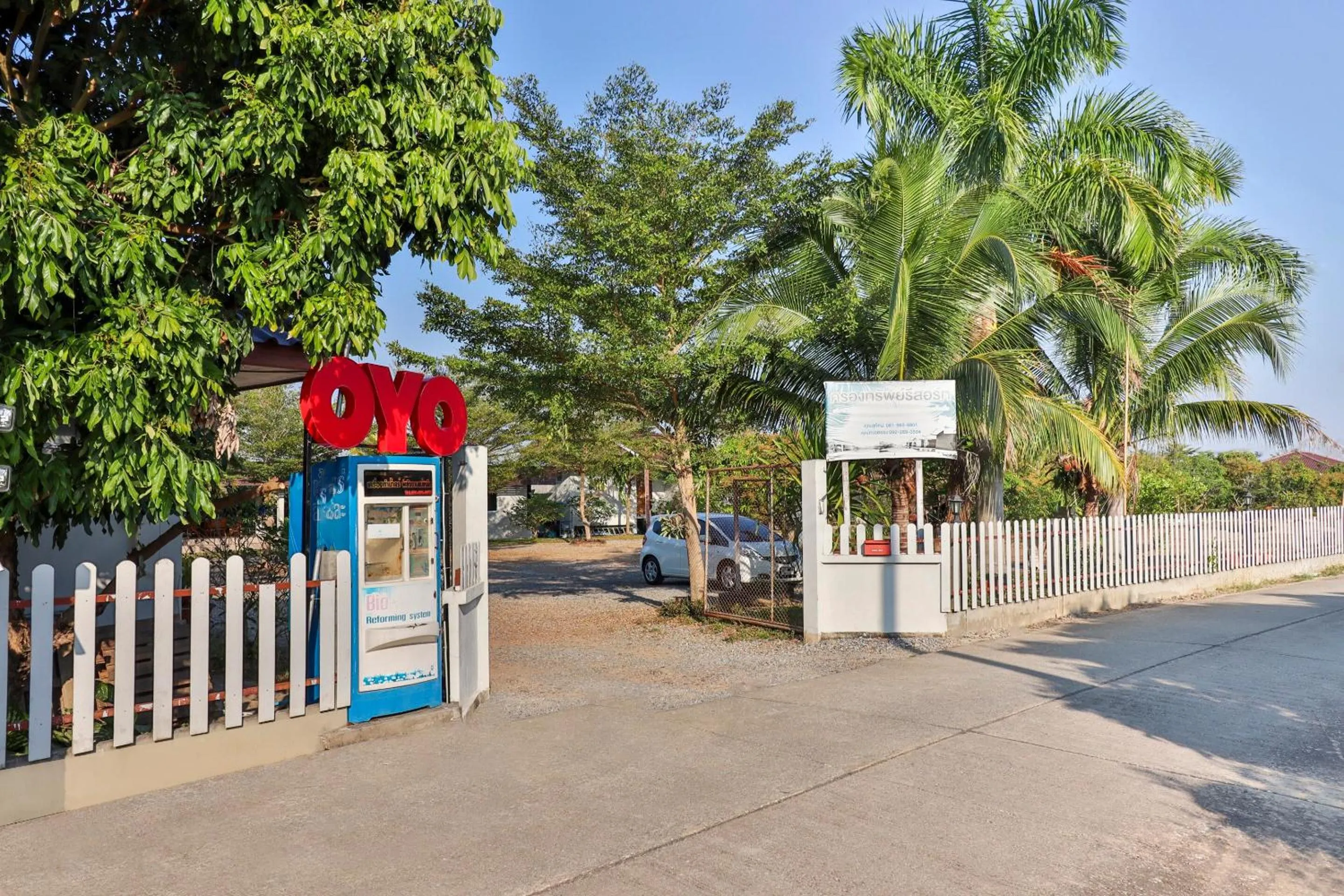 Facade/entrance in OYO 553 Kongsup Resort