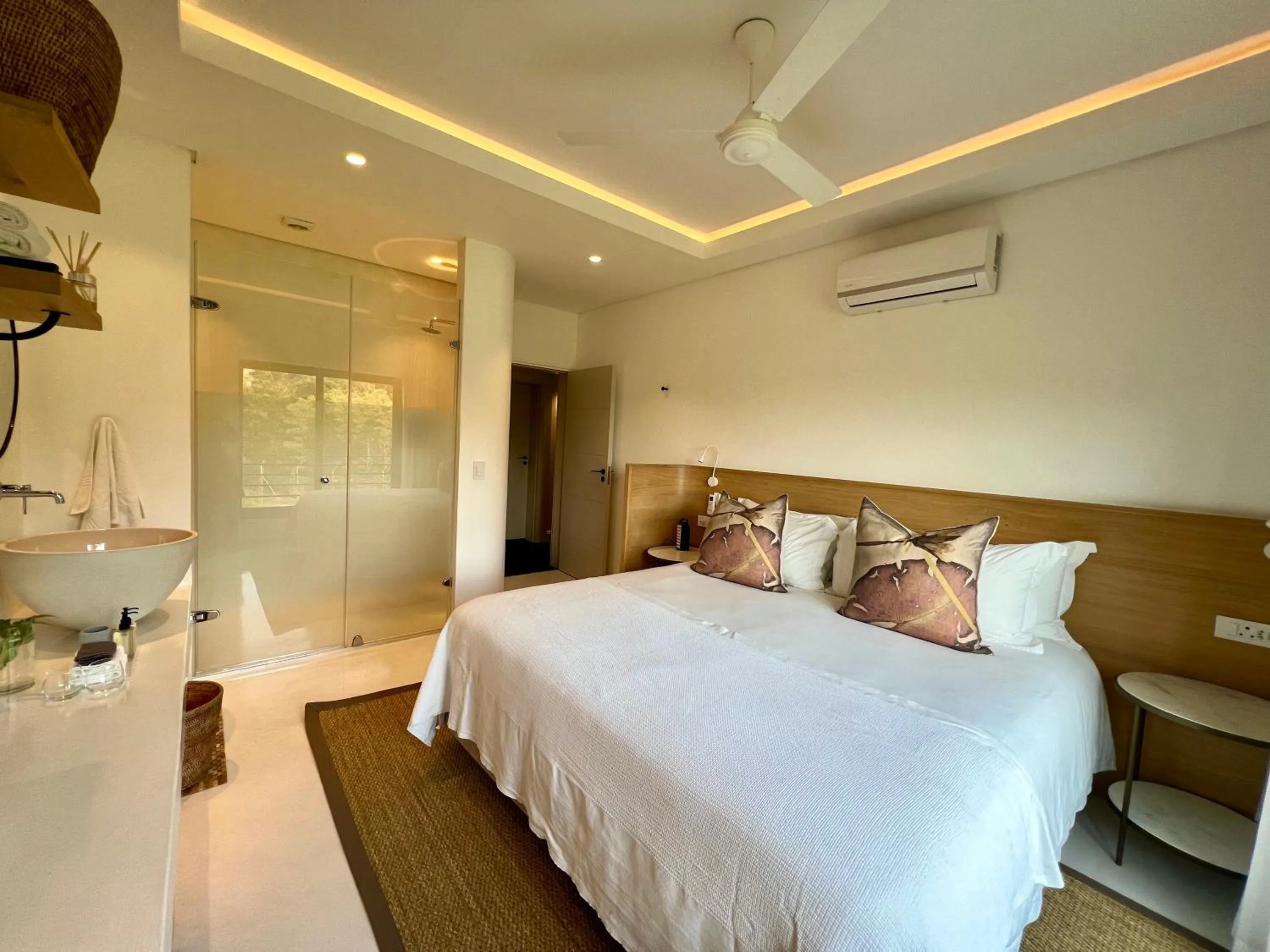 Photo of the whole room, Bed in Barrington's