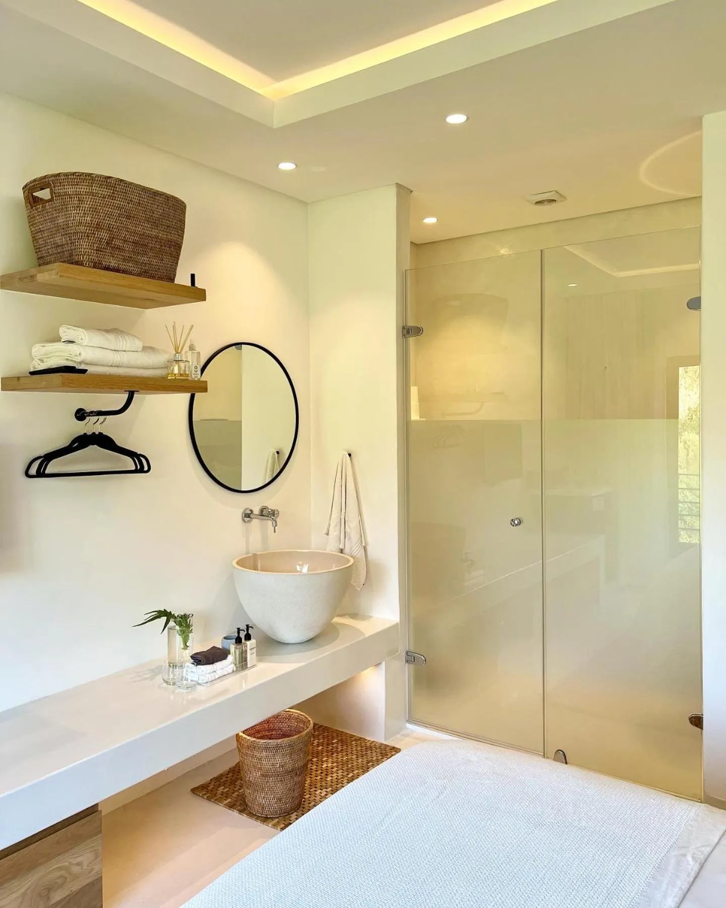 Bathroom, Bed in Barrington's