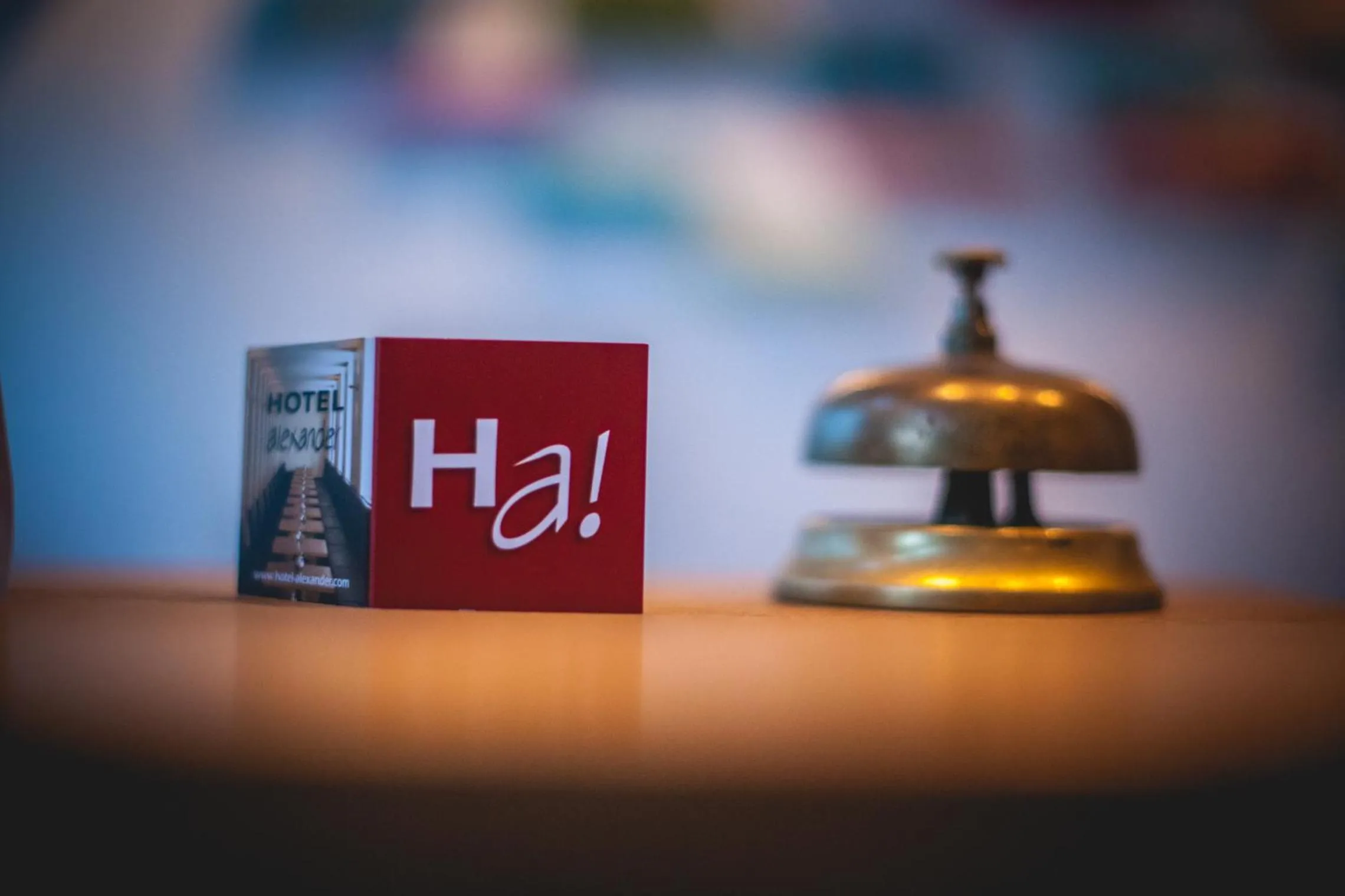 Text overlay in Hotel Alexander