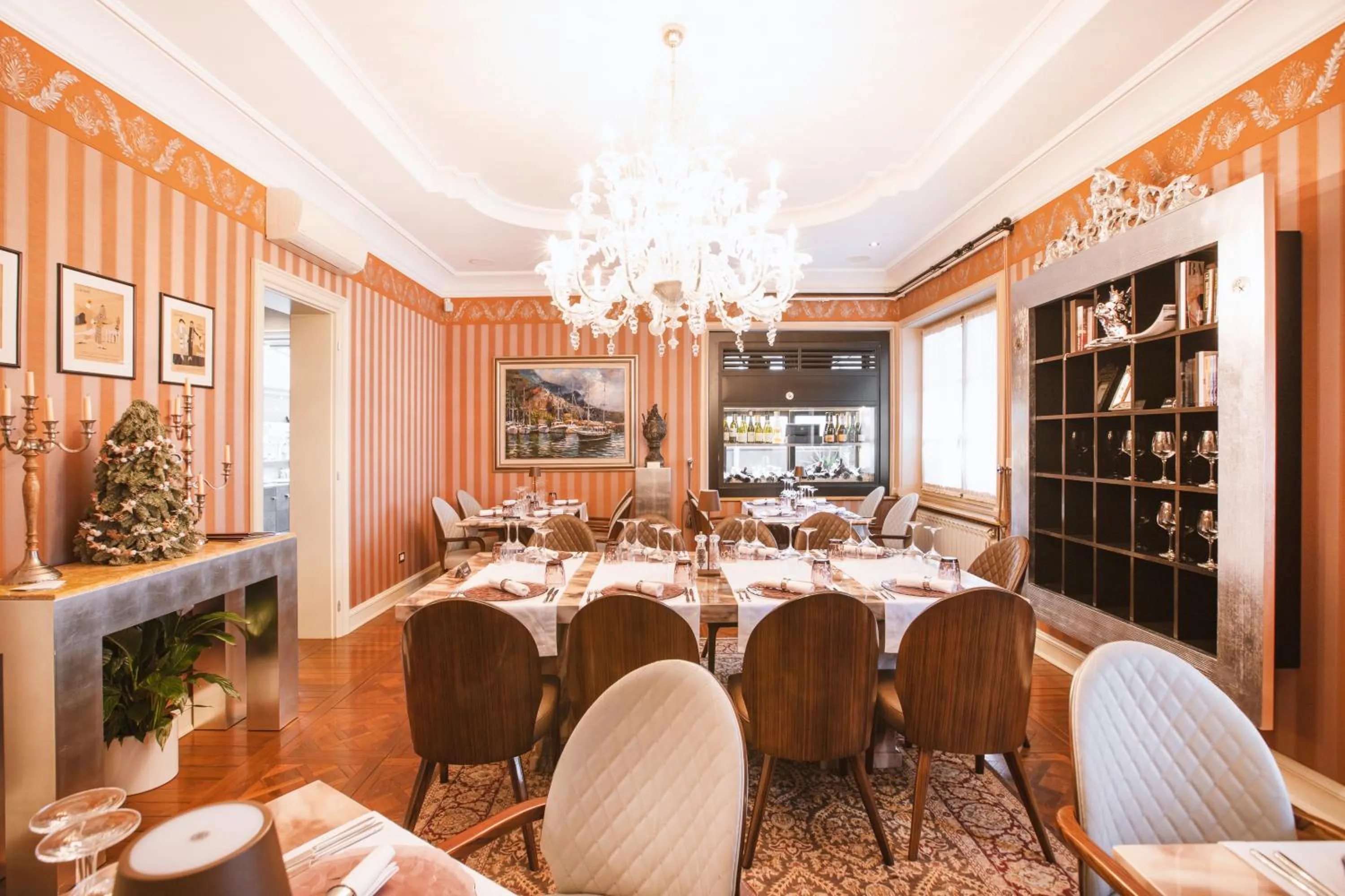 Restaurant/places to eat in Eclat Luxury Hotel