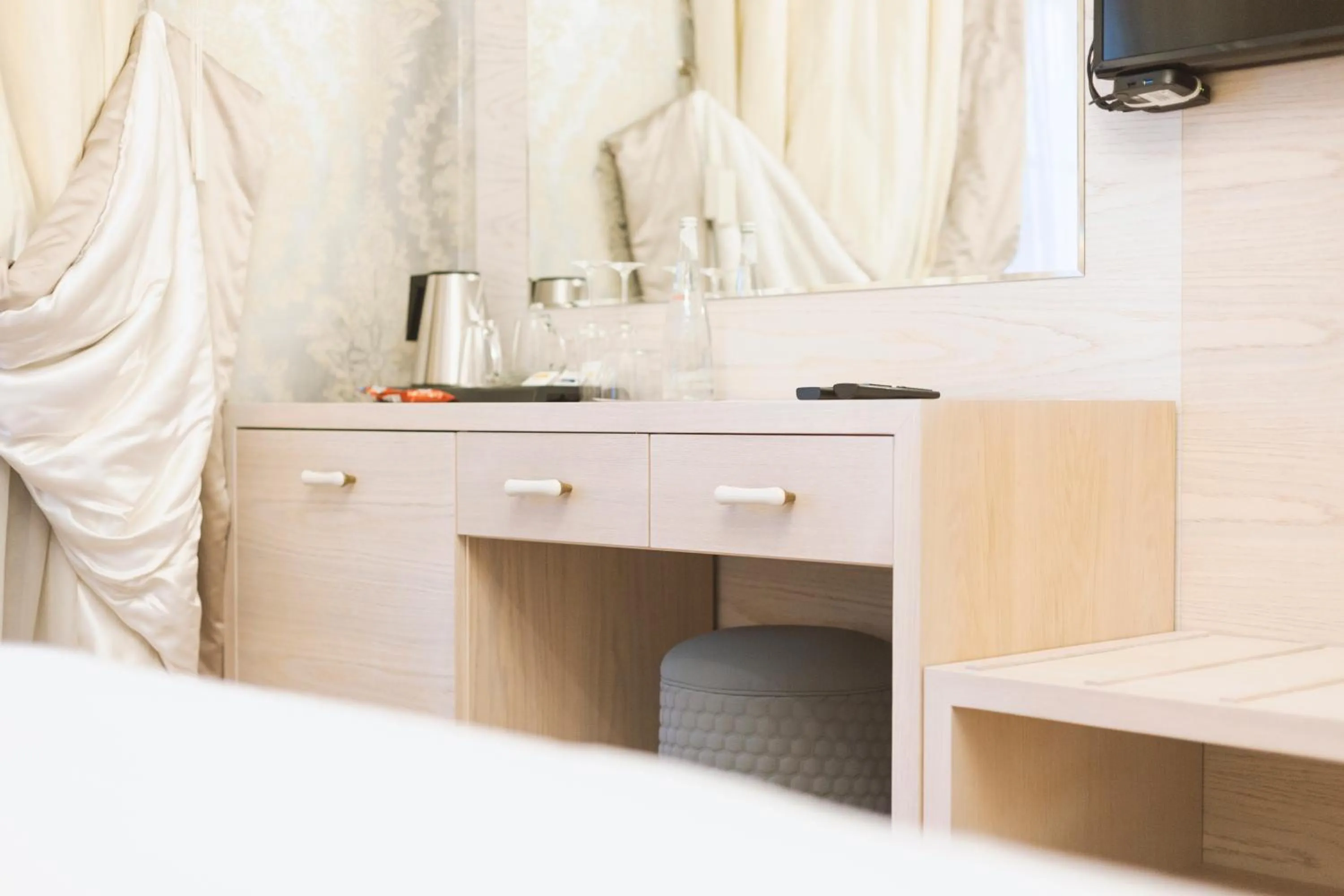 Coffee/tea facilities in Eclat Luxury Hotel