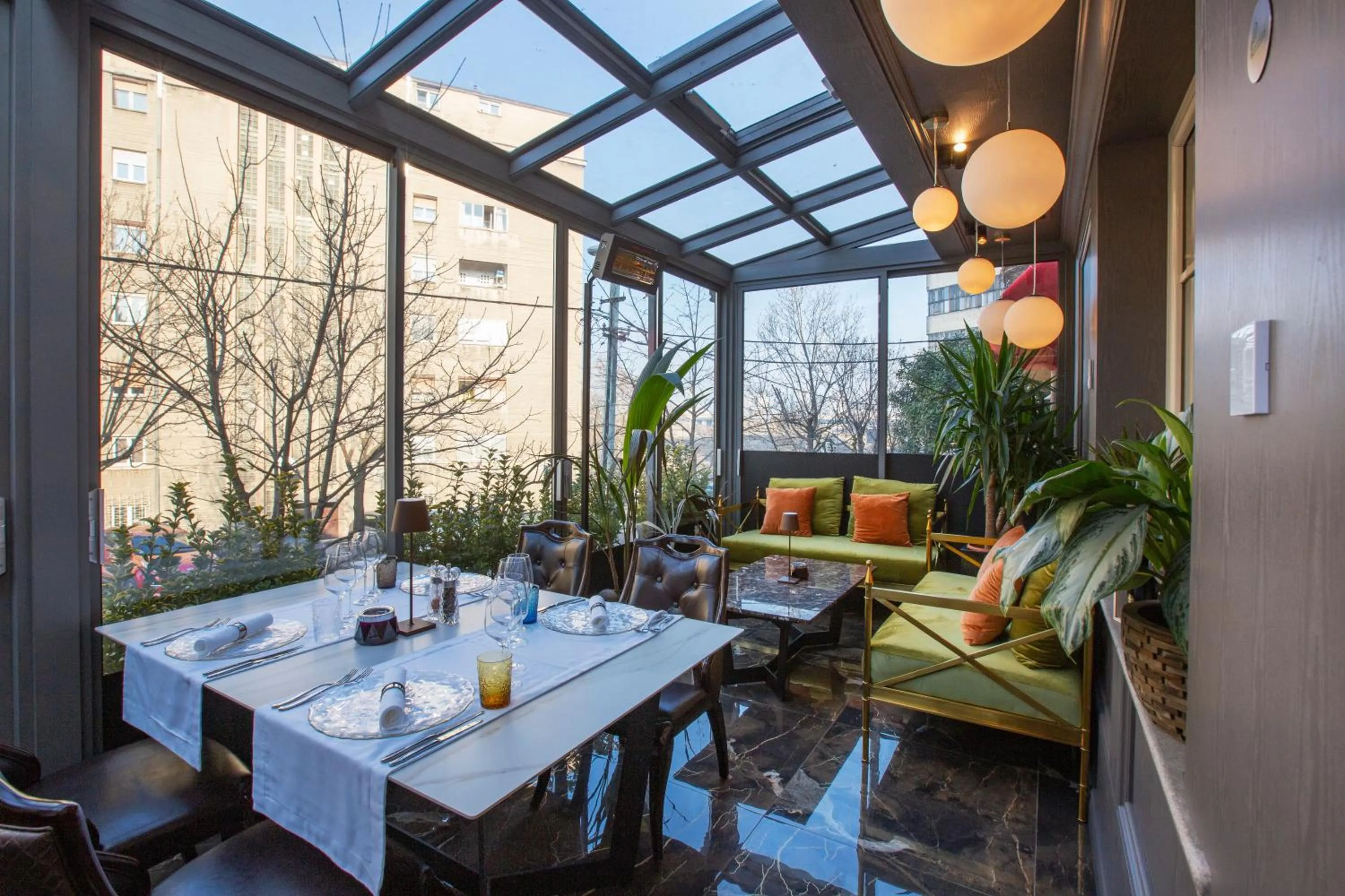 Restaurant/places to eat in Eclat Luxury Hotel