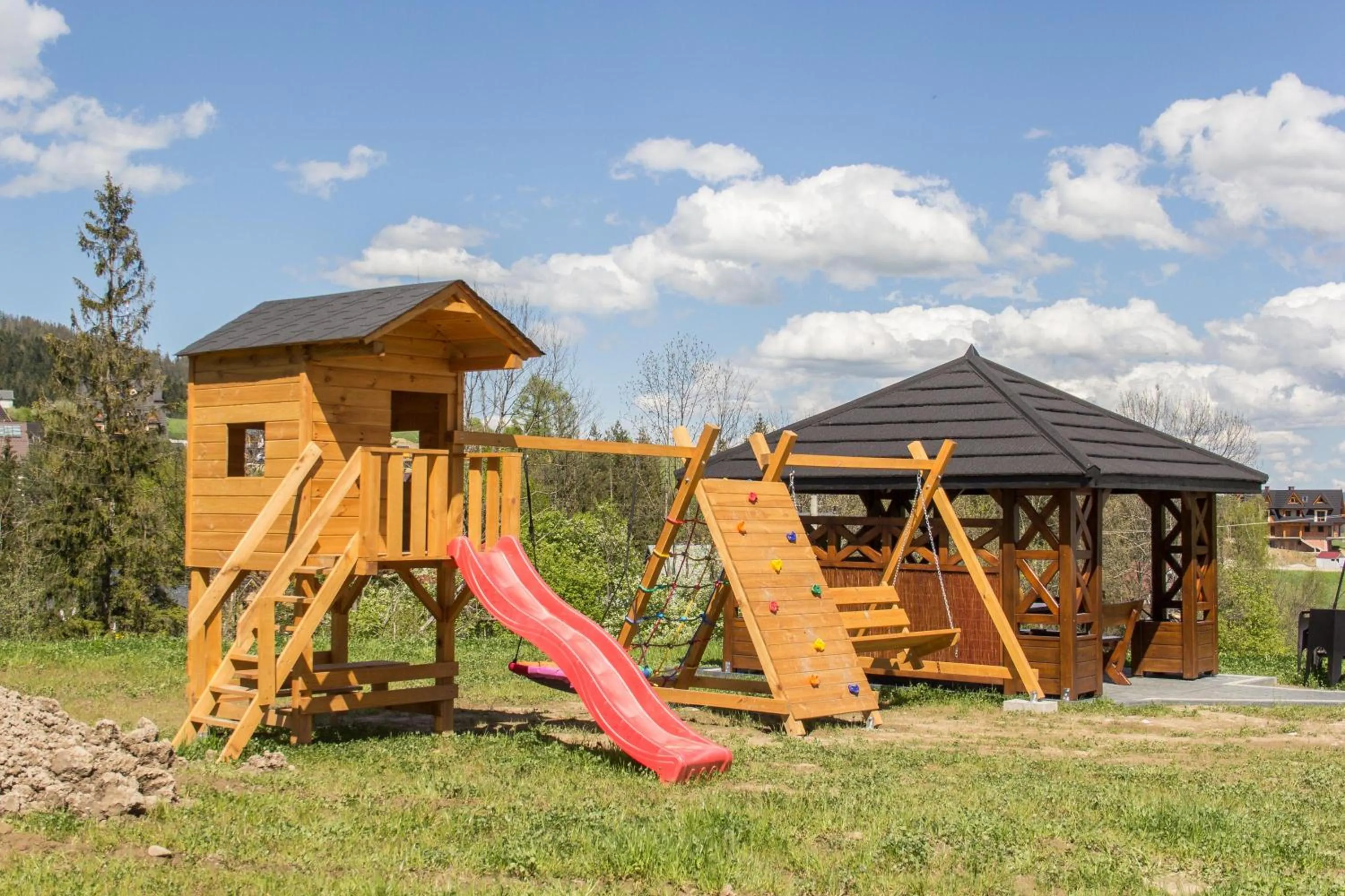 Children play ground in Apartamenty Zobacz Giewont Zakopane