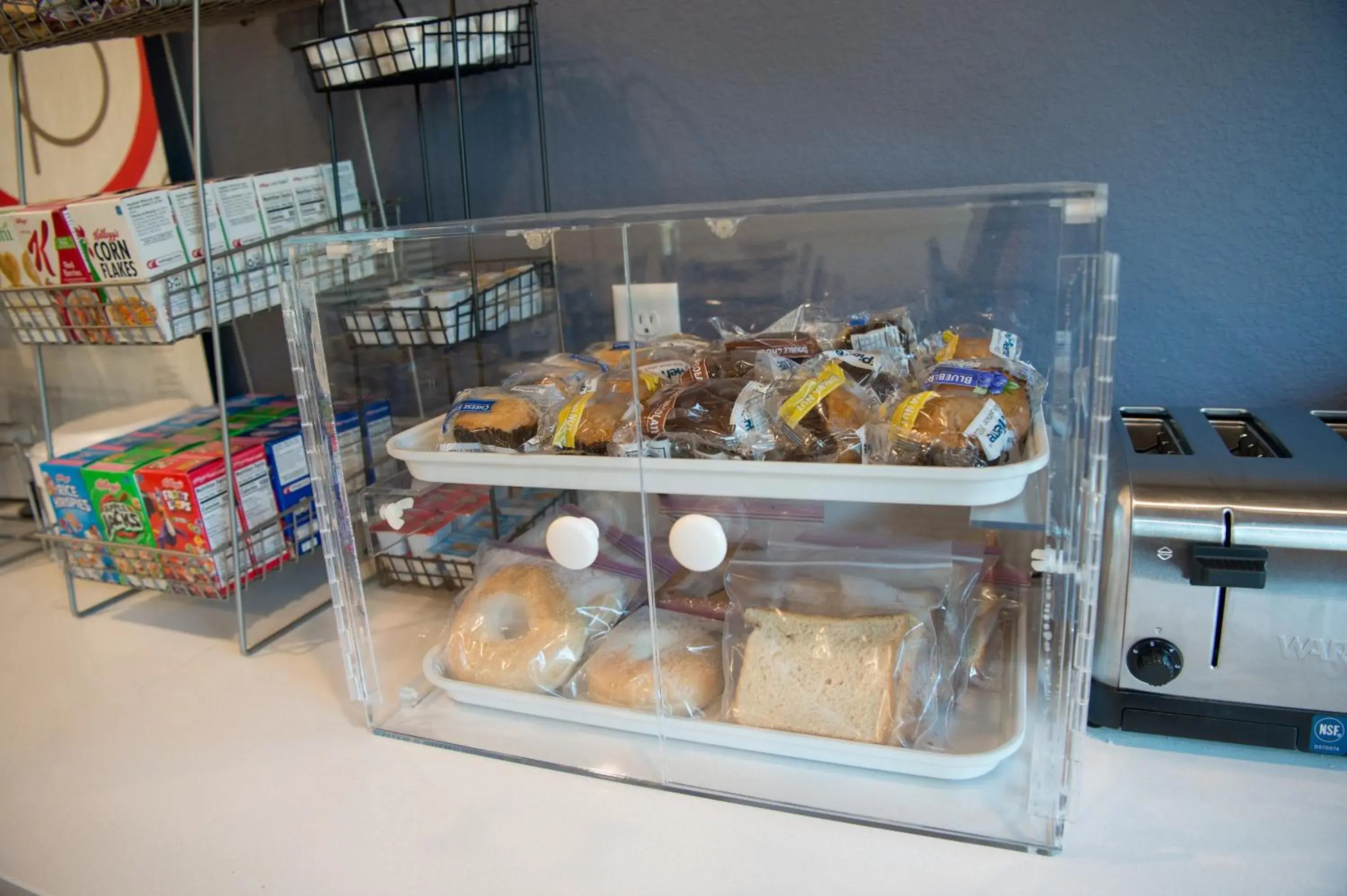 Food and drinks in Cobblestone Inn & Suites - Forest City Food and drinks in Cobblestone Inn & Suites - Forest City