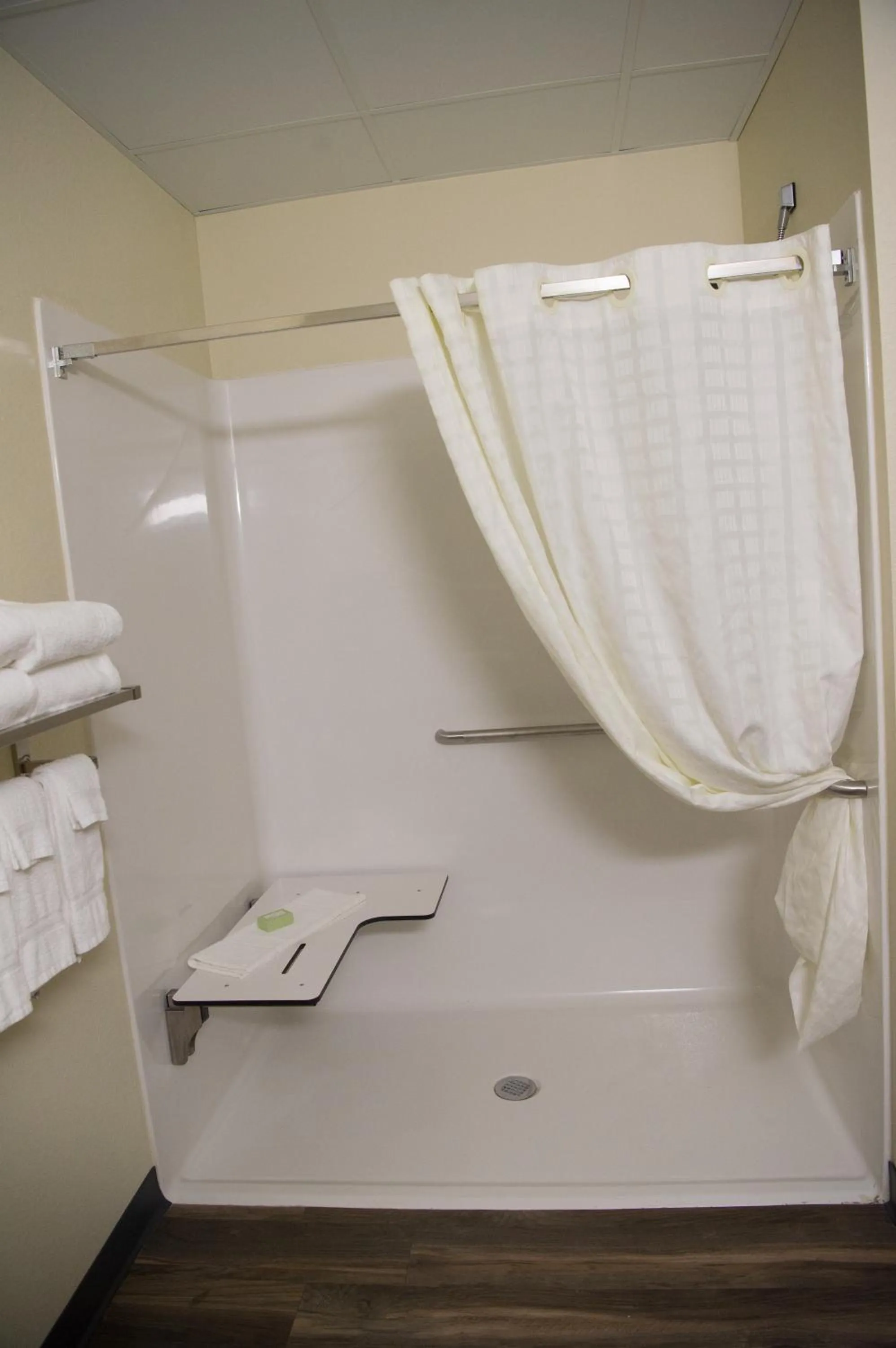 Shower in Cobblestone Inn & Suites - Forest City