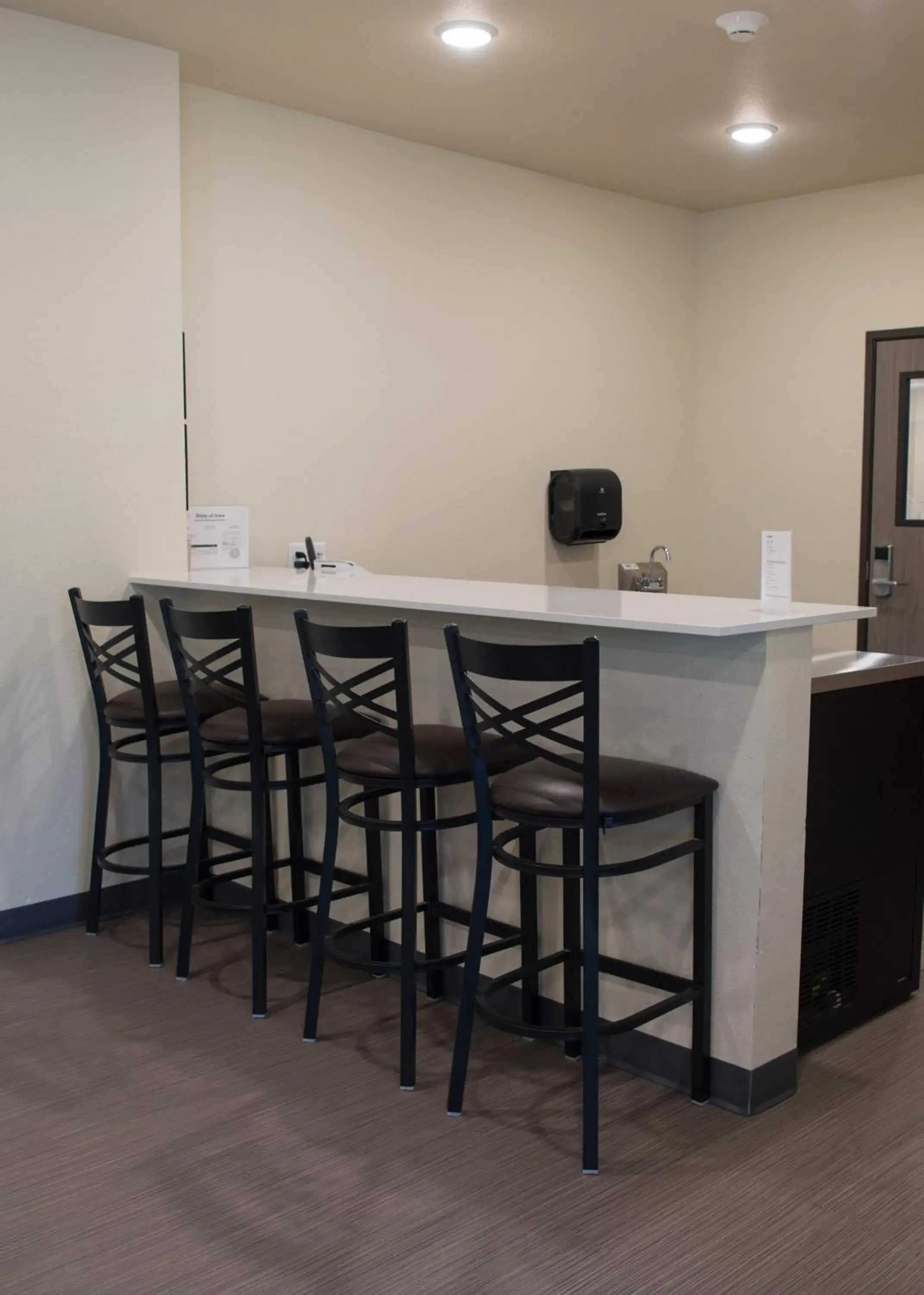 Lounge or bar in Cobblestone Inn & Suites - Forest City Lounge or bar in Cobblestone Inn & Suites - Forest City