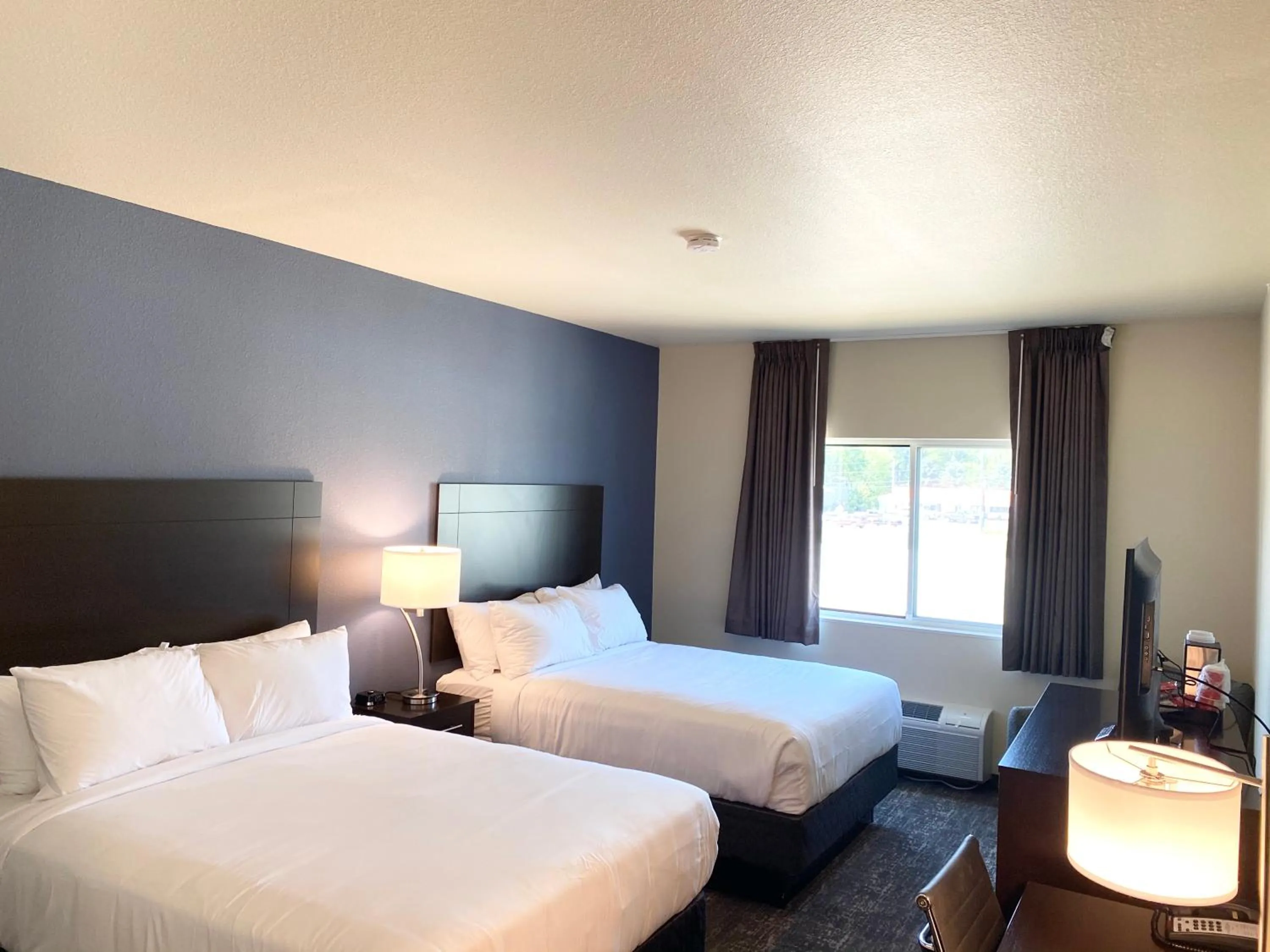Bed in Cobblestone Inn & Suites - Forest City