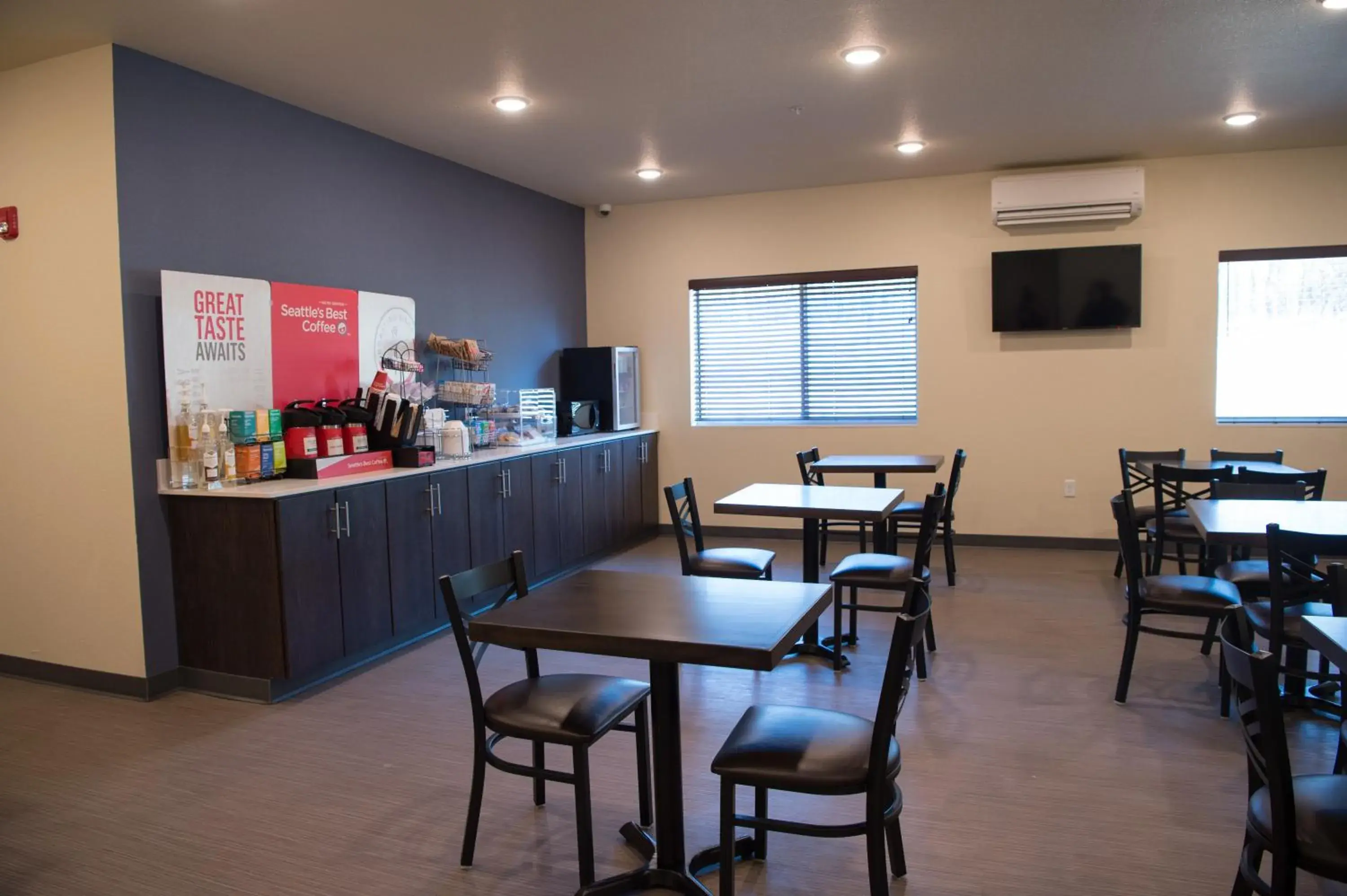 Breakfast in Cobblestone Inn & Suites - Forest City Breakfast in Cobblestone Inn & Suites - Forest City