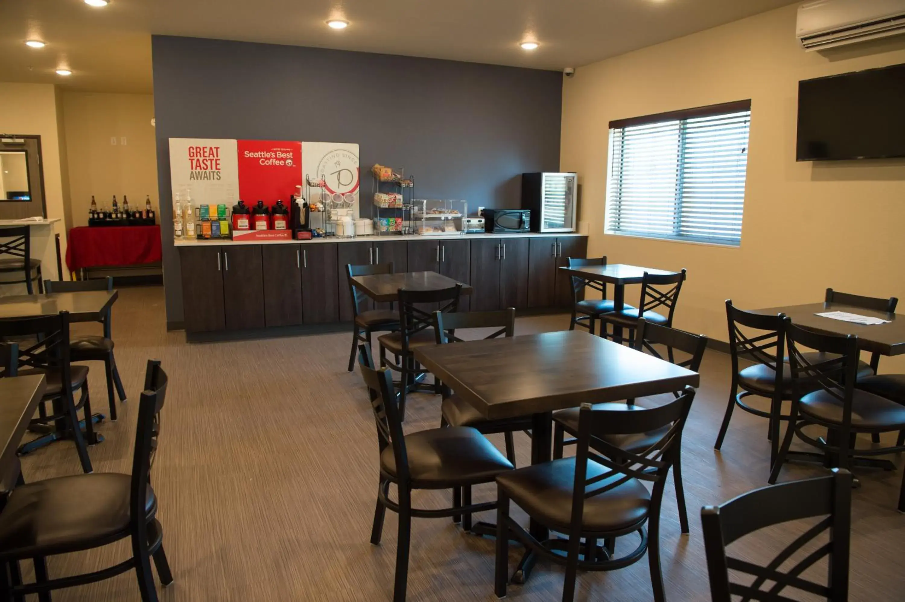 Breakfast in Cobblestone Inn & Suites - Forest City Breakfast in Cobblestone Inn & Suites - Forest City