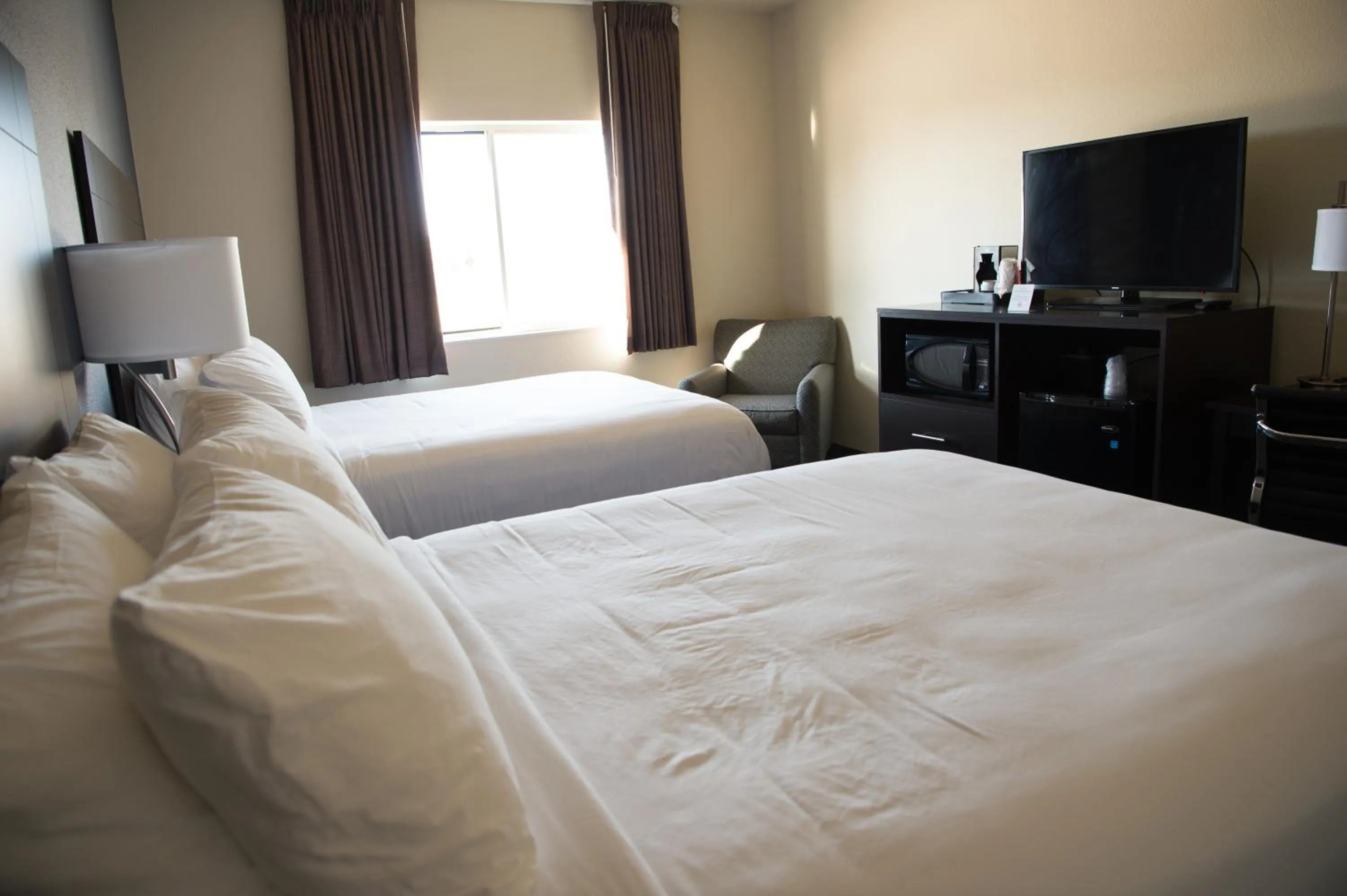 Bed in Cobblestone Inn & Suites - Forest City