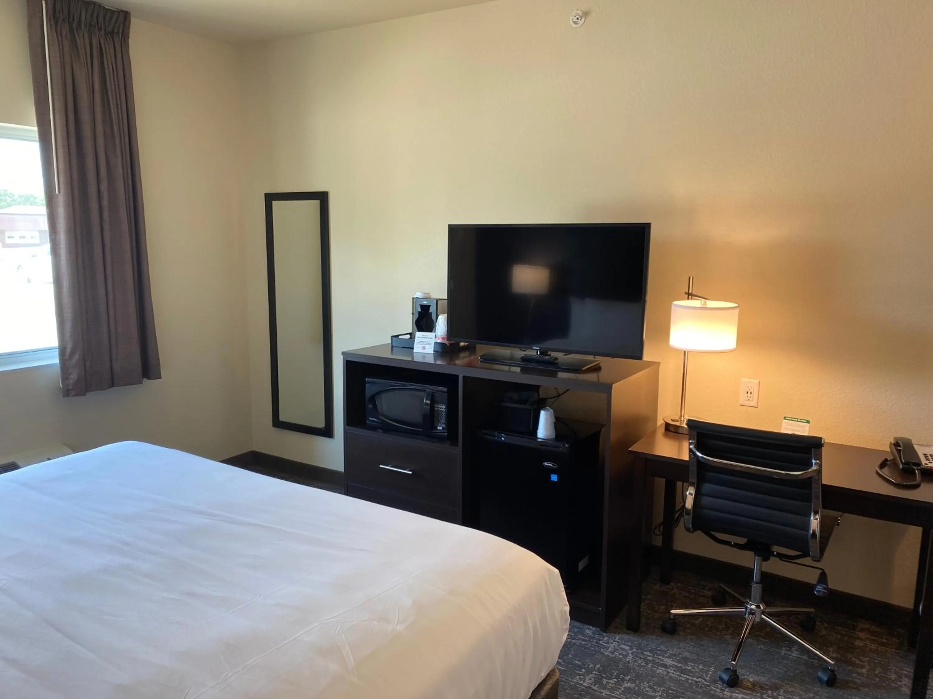Bed in Cobblestone Inn & Suites - Forest City