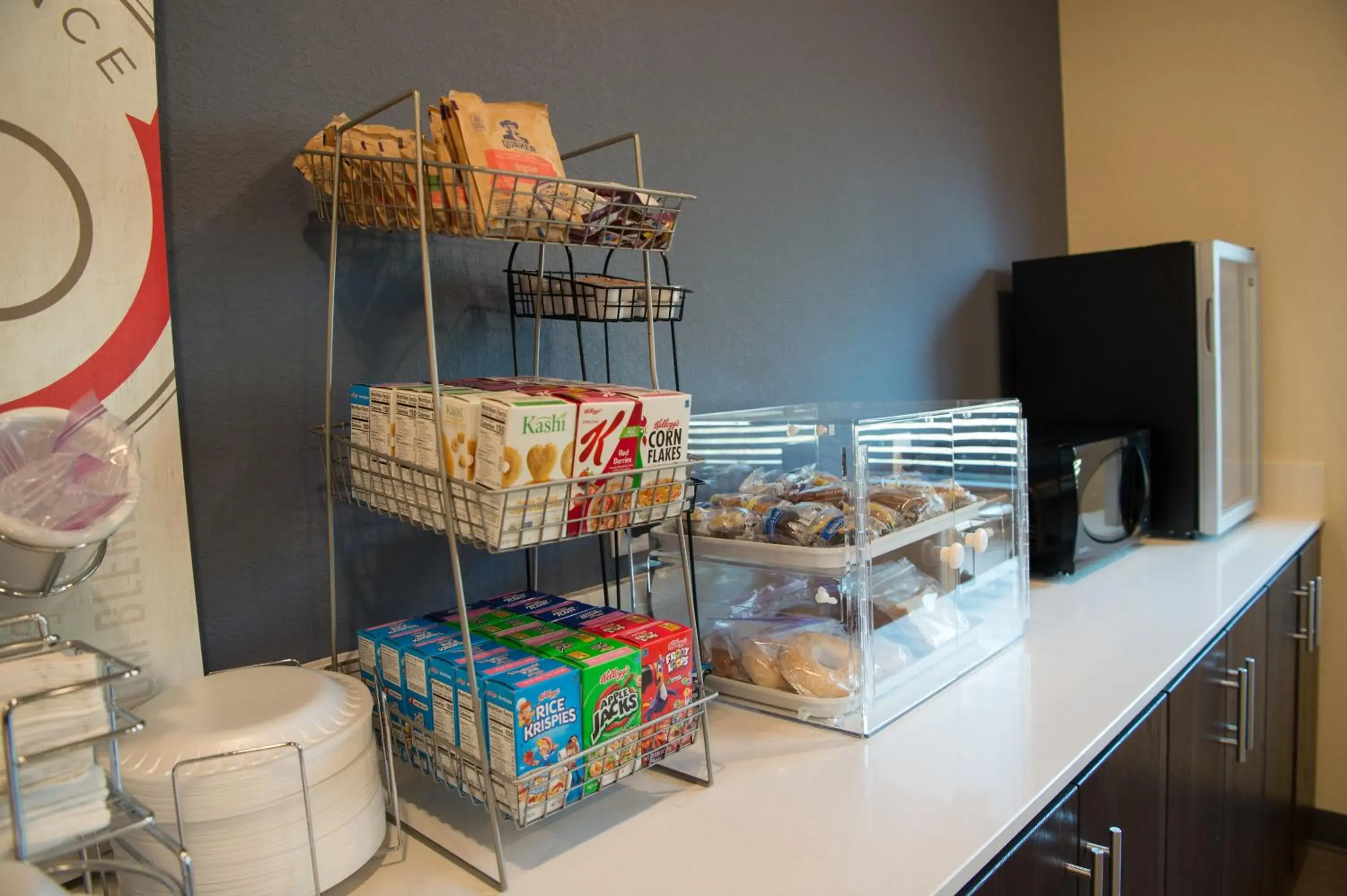 Food and drinks in Cobblestone Inn & Suites - Forest City Food and drinks in Cobblestone Inn & Suites - Forest City
