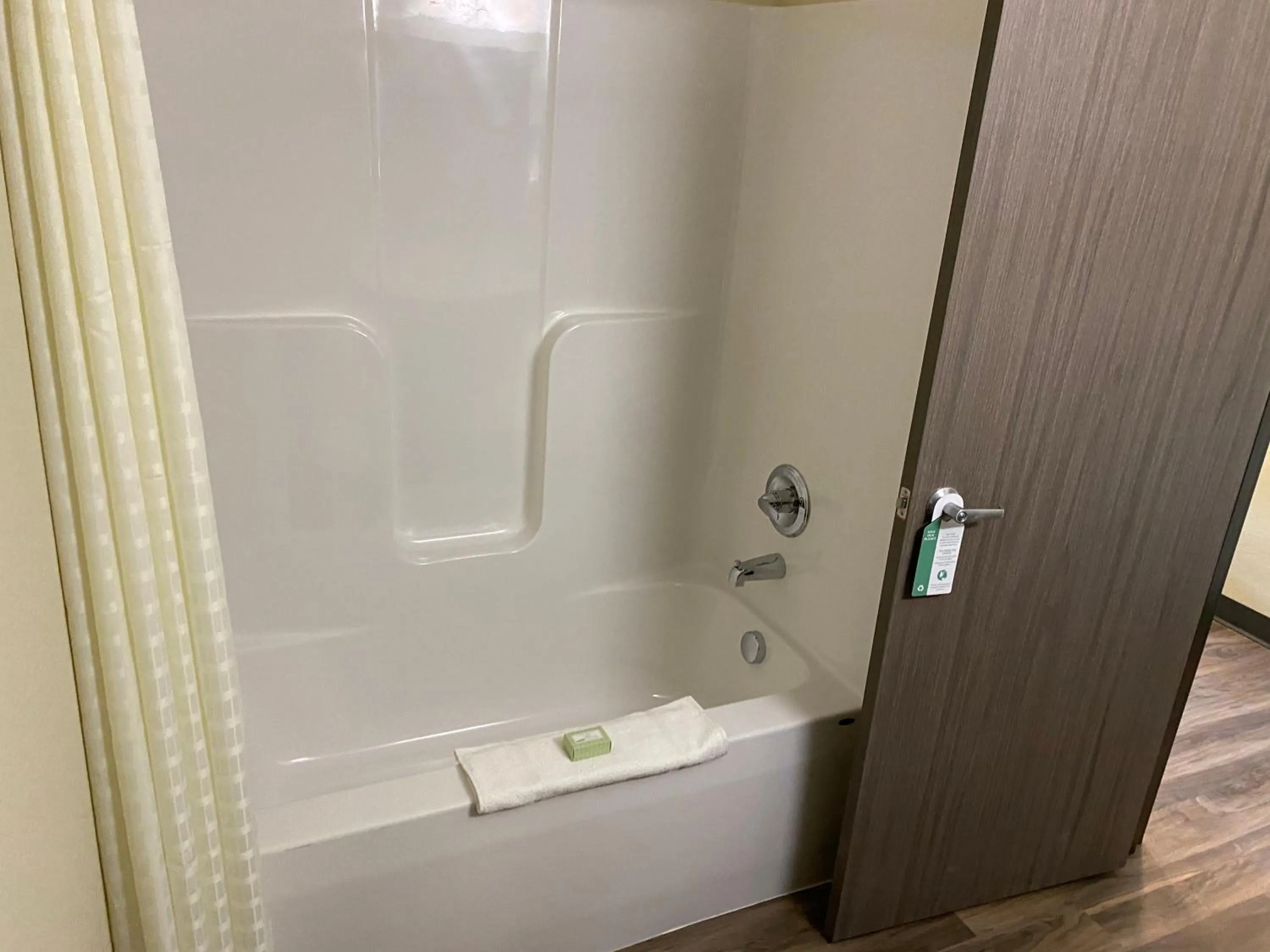 Shower in Cobblestone Inn & Suites - Forest City