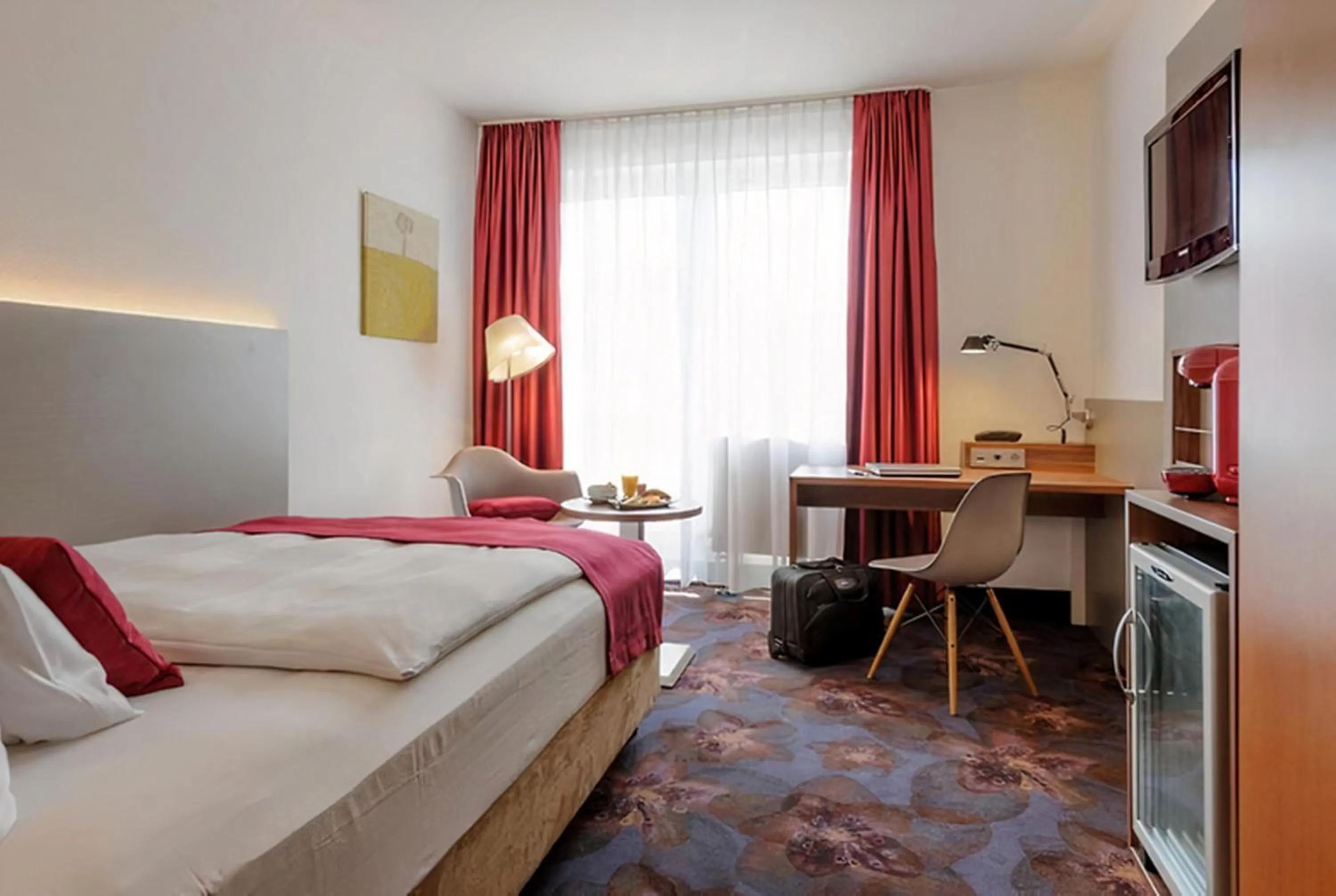 Staff, Bed in PLAZA INN Regensburg