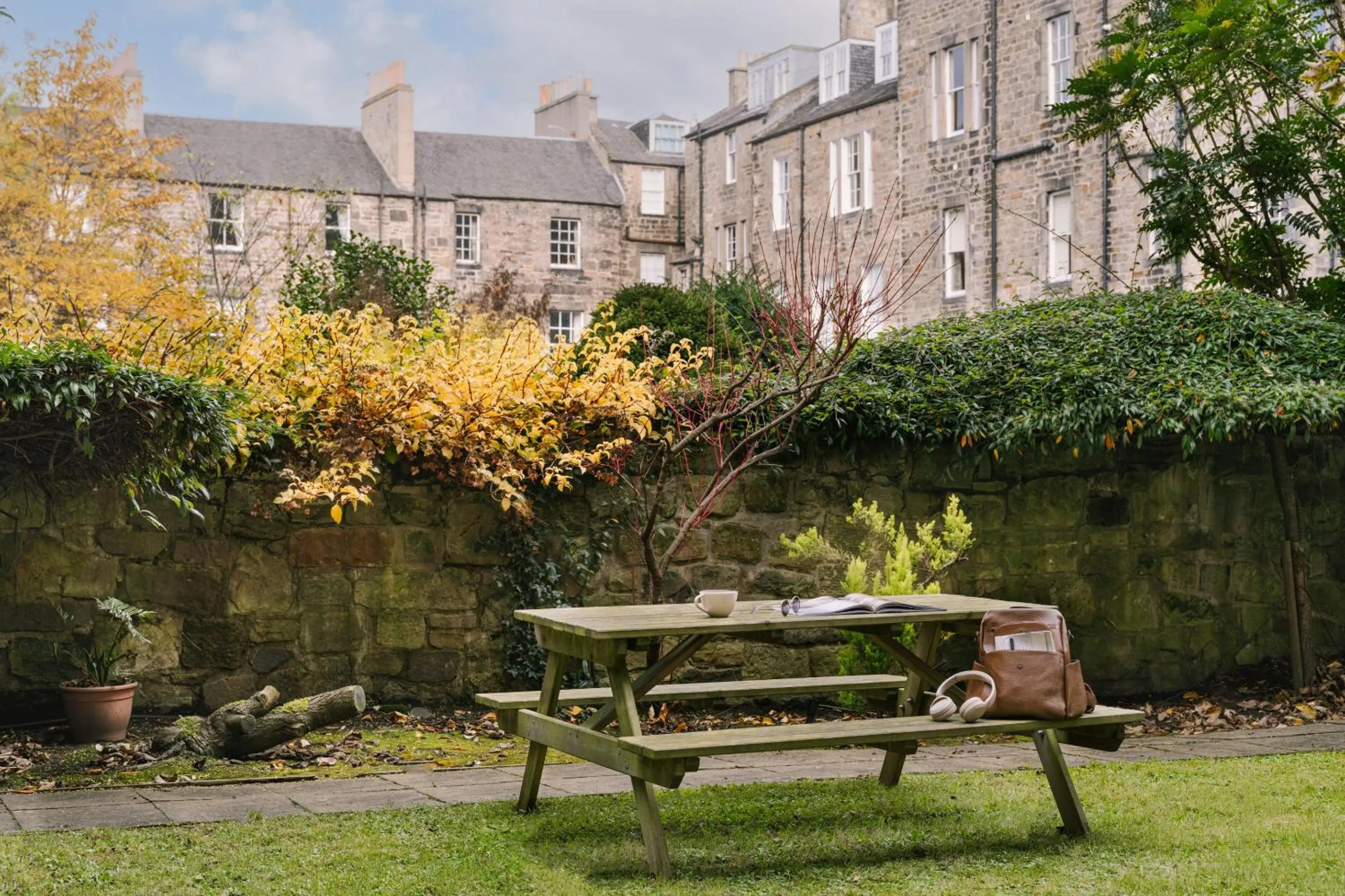 Garden in Thistle Suites Royal Garden