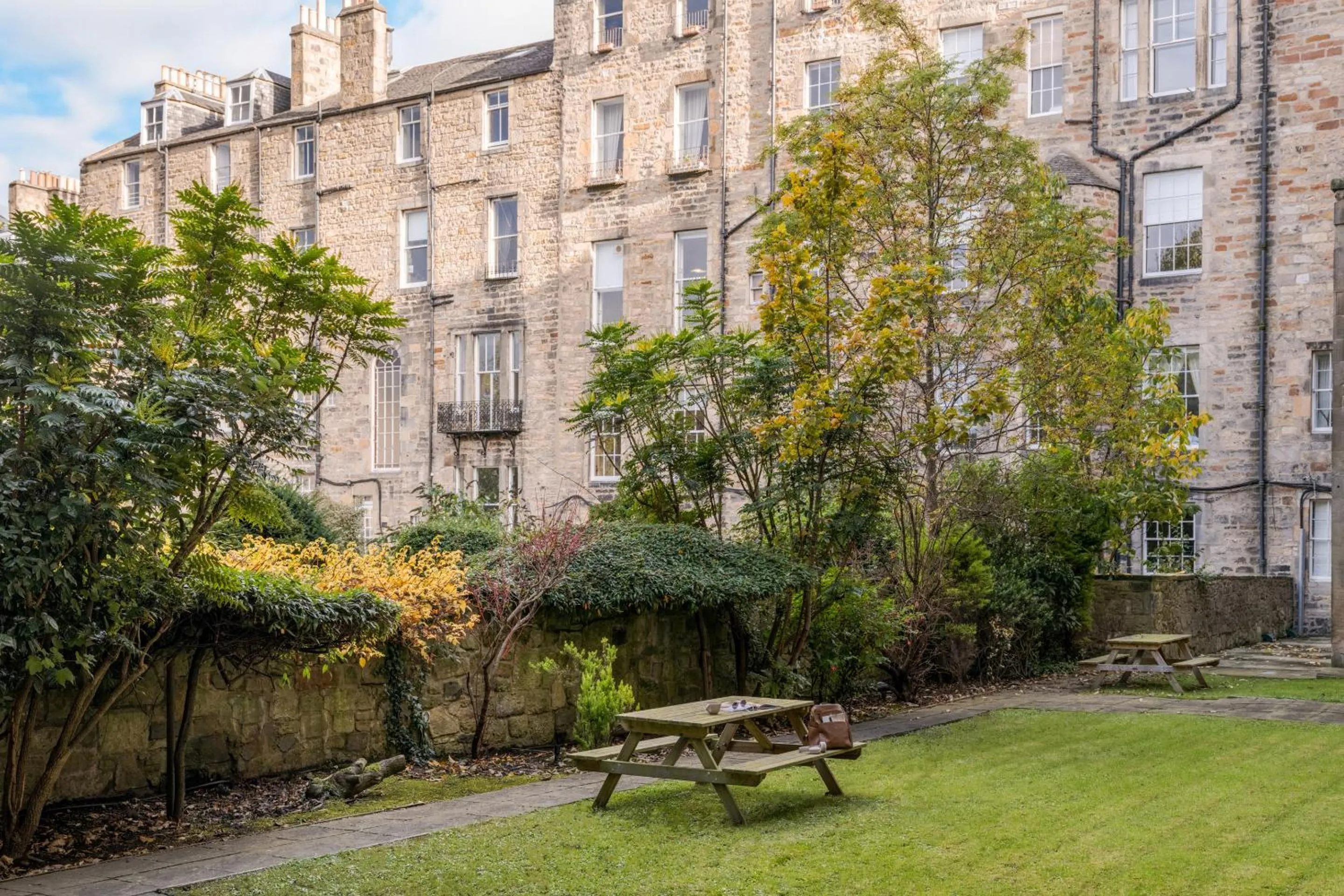 Garden in Thistle Suites Royal Garden