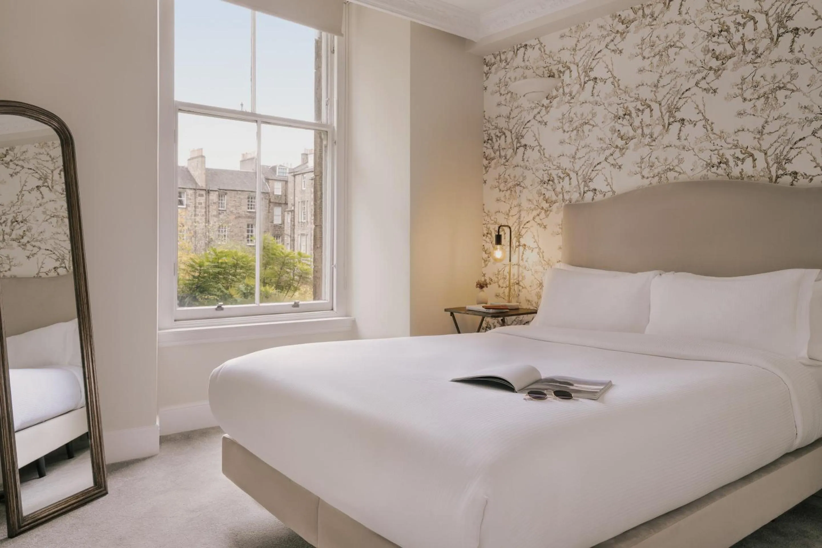 Bed in Thistle Suites Royal Garden