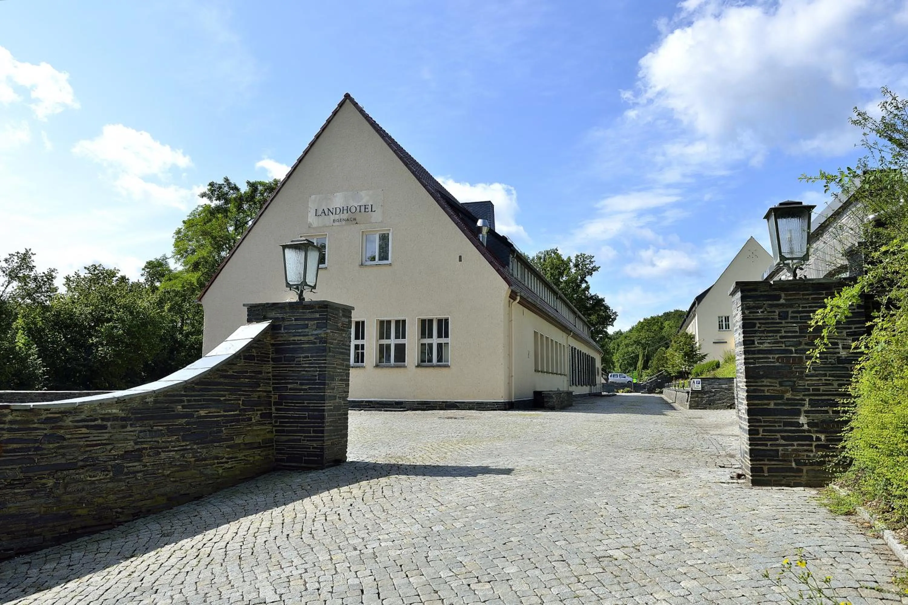 Facade/entrance in Land- und Golfhotel Alte Fliegerschule