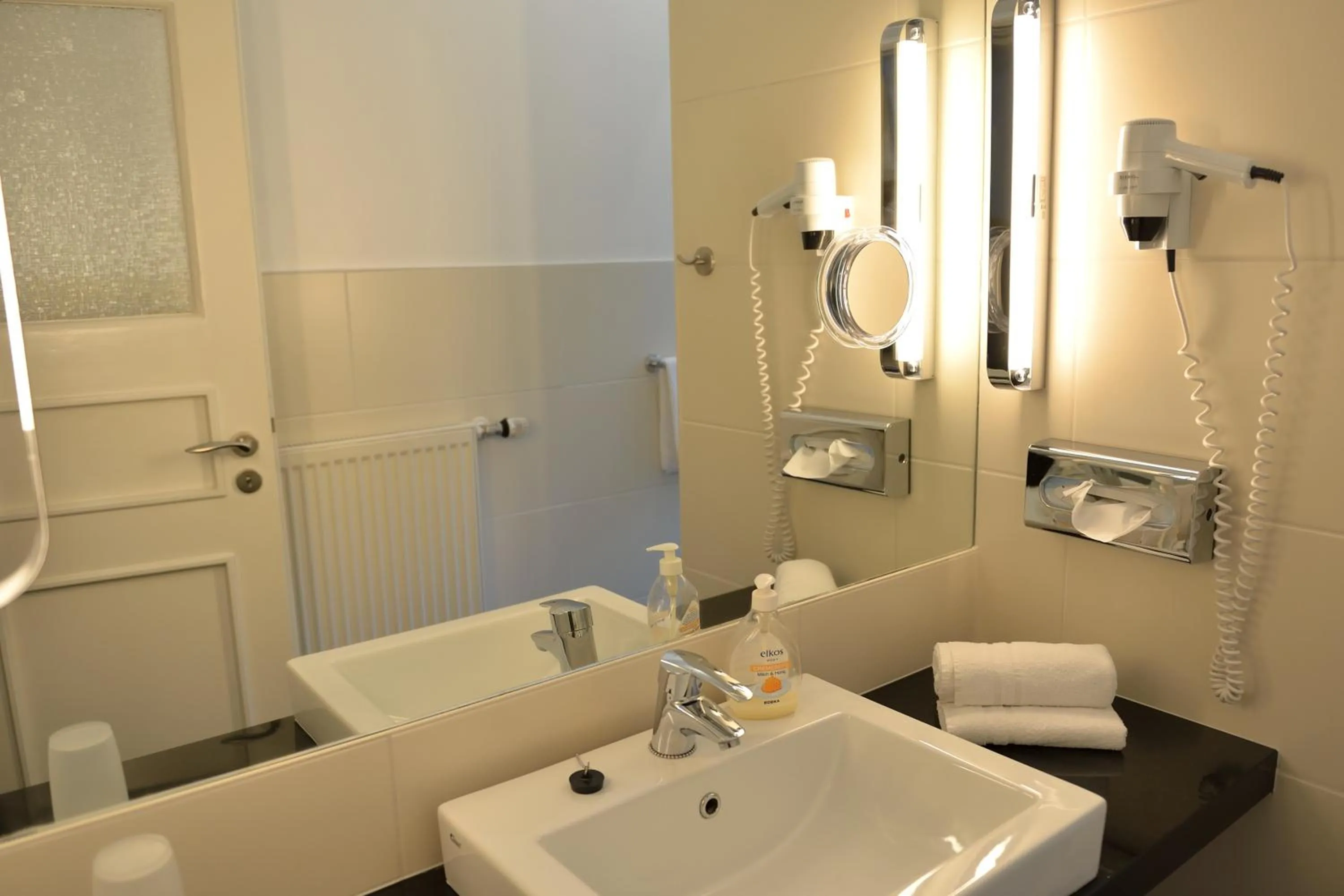 Bathroom in Land- und Golfhotel Alte Fliegerschule